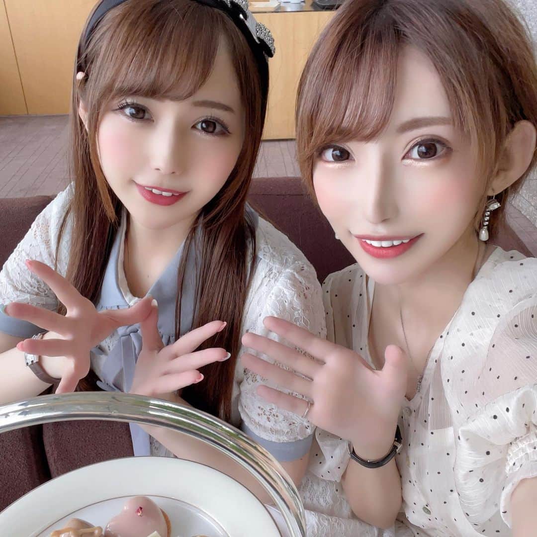 葉月七瀬のインスタグラム：「. . 先週るーちゃんと ハリーウィンストンのアフタヌーンティーに 行ってきたよ☕️❤️ . ハリーだからめちゃくちゃ行きたくて 行けて嬉しかった🥰 幸せなティータイムでした💕💕 可愛いし美味しかった💓 めちゃくちゃ写真下手ですみません🤣 . #アフタヌーンティー #afternoontea  #ハリーウィンストン #harrywinston  #ななるー #夫婦デート」