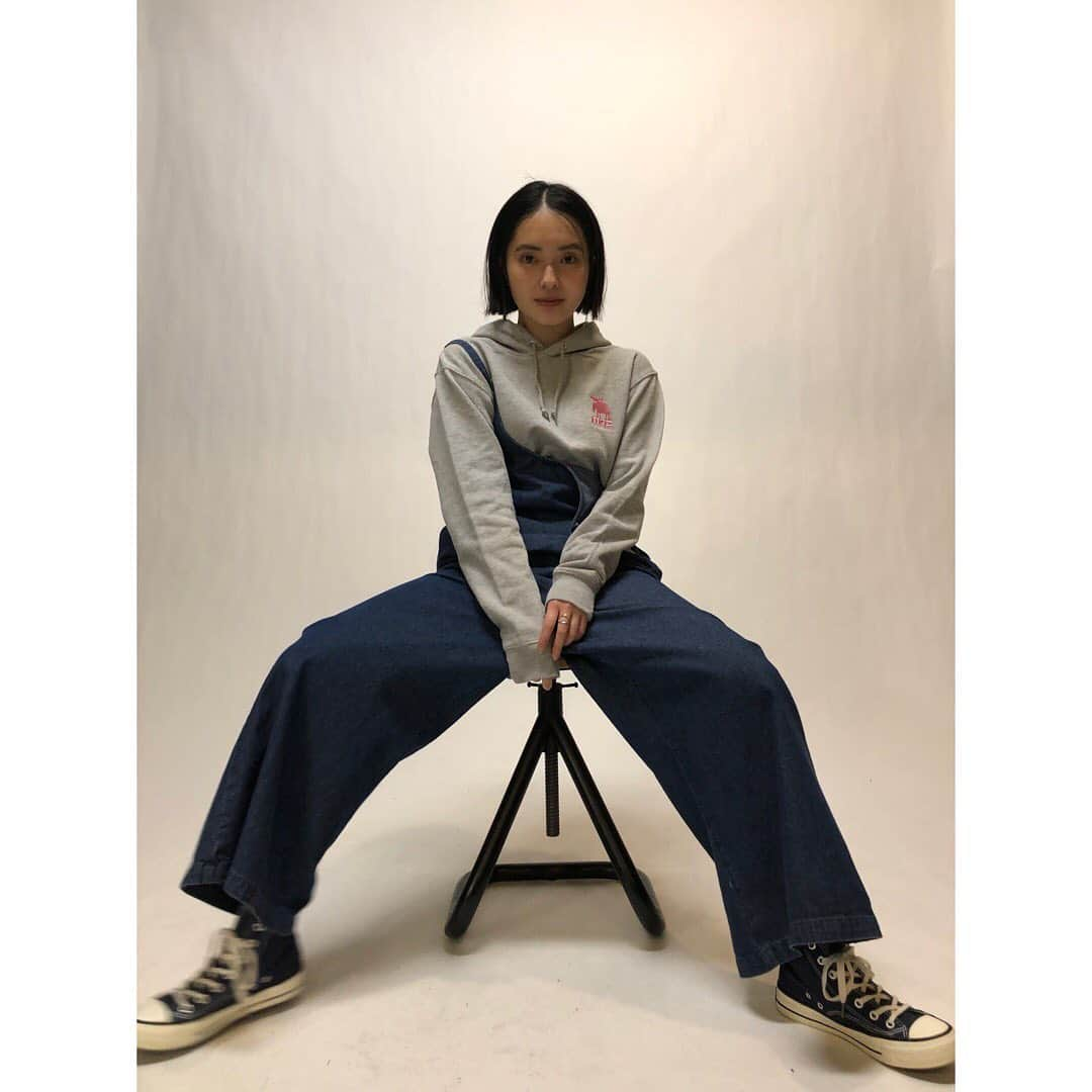 大原梓さんのインスタグラム写真 - (大原梓Instagram)「mozさんとのコラボ商品、本日6/22㈫ 23:59までの受注受付です🙇🏻‍♀️  初めて自分でデザインしたお洋服です。スタッフの皆さんからのアドバイスに助けられながら、本当にこだわって完成したデザインになっているので、ぜひ！！！  よろしくお願いいたします☺︎  #mozforestlabel」6月22日 16時33分 - ohara_azusa