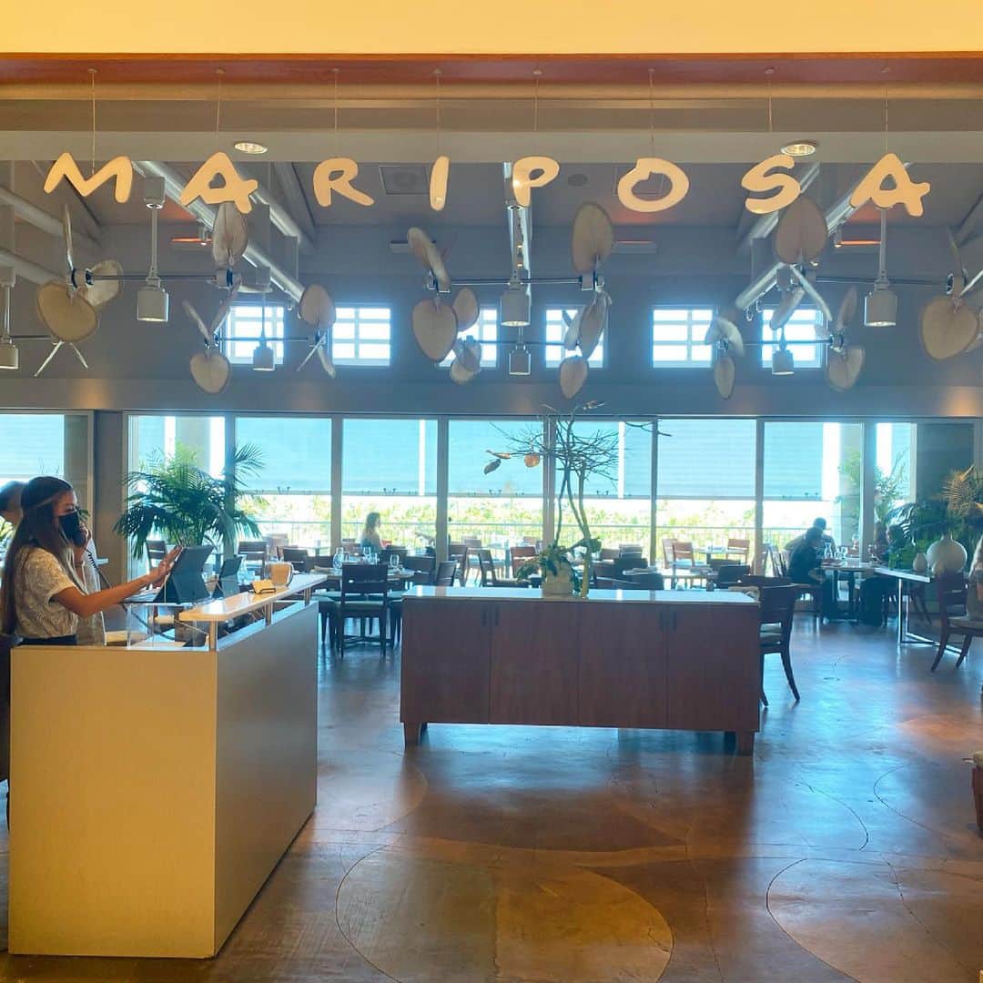 マキ・コニクソンさんのインスタグラム写真 - (マキ・コニクソンInstagram)「Neiman Marcus3階にある “Mariposa”が今月12日から再開しました！Yay!! Yay!! Yay!! 🎉🎉  お帰りなさい！ Welcome Back!!  Neiman Marcus PR 23年目大ベテランのAmyと仲良しのMarissaと３人でお祝い ランチしました！🍽  相変わらずMariposaのお料理は 美味しかった！カフクコーン🌽の クラムチャウダー、マリポサ ポケ、 クラブサラダ、スモークサーモンサラダなどなどみんなでシェアしました！  州令で席が今ままでの半分ぐらいしかなくて店内はとてもスッキリしていたよ！ でもテーブルも椅子も ピカピカにリニューアルされてた！ 天井のうちわも新しくなってた！👍🏼  外のテラス席から見える アラモアナビーチは絶景でした！⛱ 気持ちが良くてアガル👍🏼ランチだったよ！  また行きまぁす！😊  #エアハワイ🌺  #ハワイの美味しいお店のおすそ分け🤙🏼  #気持ちだけでもハワイ😊  #mariposa #ハワイ貯金お願いします🙏🏻」6月22日 16時40分 - makikonikson