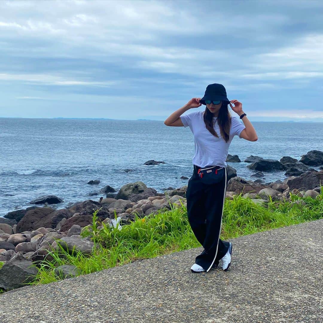 のインスタグラム：「島をお散歩🚶‍♀️ 1ヶ月くらい島生活したい。🥽  #島 #散歩 #無人島 #梅雨 #bodymake #海 #june #summer #fitness #bodymake #workout #chillax」