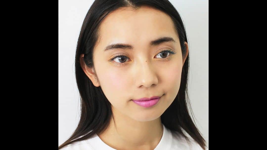 dazzshop officialのインスタグラム：「. . 《夏のトレンドカラーで作る、プレイフルメイク》  夏のトレンドカラーの一つヌーディーなブラウンをベースに、ビタミンカラーのイエローでプレイフルなメイクに！  1.スパークリングジェム（TRUTH 06）をアイホール全体に広げます。  2.アリュールドシングルアイシャドウ（SUNBATH 05）を目頭と目じりの上下に塗布します。  3.マルチプルーフラスティングマスカラ （PEACOCK GREEN）を２～３回しっかりと重ねます。  4.マルチカラーコンシャス （LUCKY CODE 04）を頬骨の高い部分から外側に広げるようになじませます。  5.マルチカラーコンシャス （LUCKY CODE 04）を指でなじませ輪郭をぼかします。  目もとやリップにポイントでカラーを入れたら、他のカラーはナチュラルに仕上げるのが◎  ============================= 【使用アイテム】  《EYE》 スパークリングジェム TRUTH 06  アリュールドシングルアイシャドウ SUNBATH 05  マルチプルーフラスティングマスカラ PEACOCK GREEN  《CHEEK》 マルチカラーコンシャス LUCKY CODE 04  《LIP》 マルチカラーコンシャス LUCKY CODE 04  《COLORED CONTACTS》 SPARKLING 02  ■メイク監修：DAZZSHOP専属アーティスト 森園義将  #DAZZSHOP #ダズショップ #2021summer #2021サマー #summermakeup #eyemakeup #makeup #beauty #cosme #mascara #マルチプルーフラスティングマスカラ #マスカラ #カラーマスカラ #メイクアップ #メイク #カラコン #サマーメイク #夏メイク #夏コスメ #新作コスメ #化粧品 @dazzshop_beauty」
