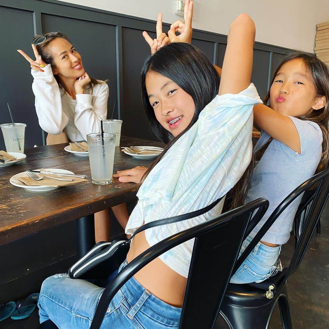 Mieのインスタグラム：「お母ちゃん、若いギャルズが流行りのtiktokひたすら踊ってるから、ギャルズの真似して踊るたび、下手くそーとバカにされながらも、ショッピングにつきあうの巻き🤪　  お腹空いたね、、、とおしゃれな窯焼きピザ屋さん発見！ ここでひと休憩🍕 ピザの耳をみんな最後まで食べないから、私いいこと思いつき、店員さんに、まさかバターなんていただけないですよねっ？と聞いたらくれた❤️ ギャルズが、ピザ屋でバター頼むのはお母ちゃんくらいだよ！！と褒められた🤣👍  結果、みんな耳まで完食🤪🙏 カリフォルニアきてグルテン三昧でお腹がパンパン🍕🍕🍕 明日はしっかりフルーツデトックスしよっと🍑  #ピザの耳にはバター #なんならはちみつも聞けば良かった😂」