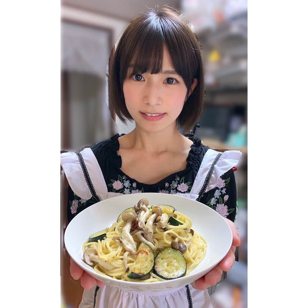 村上りいなさんのインスタグラム写真 - (村上りいなInstagram)「ペペロンチーノ作った！⭐️  ズッキーニ好き。😚  #food #spaghetti #ペペロンチーノ #peperoncino #dinner」6月22日 17時38分 - riina_murakami