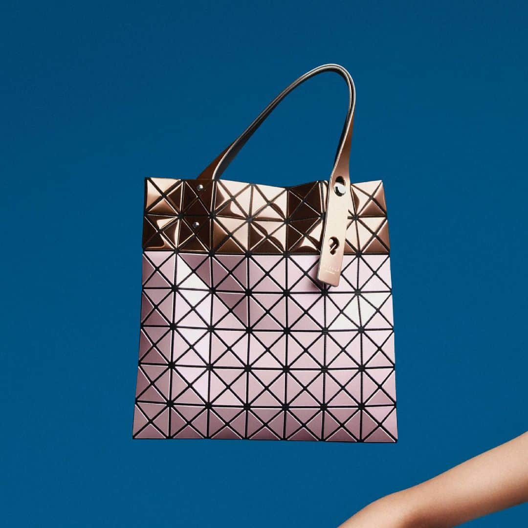 BAO BAO ISSEY MIYAKE Official Instagram accountさんのインスタグラム写真 - (BAO BAO ISSEY MIYAKE Official Instagram accountInstagram)「【PLATINUM MERMAID】  RELEASE MONTH July, 2021 *By country RELEASE MONTH may be different.  #baobaoisseymiyake #baobao #isseymiyake #totebag #platinummermaid #aw2021」6月22日 18時05分 - baobaoisseymiyake_official