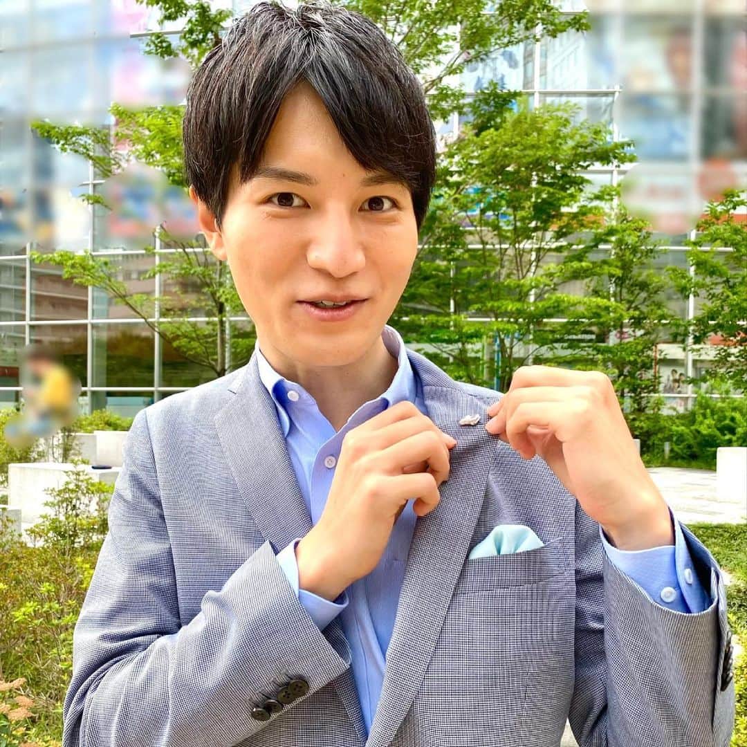 佐々木一真のインスタグラム：「グッド！モーニングでは、 今週からクールビズスタイルでお伝えしています🐠  ネクタイがない分、 実はこんなラペルピンをスタイリストさんがつけてくれていました‼︎ 気付きましたか？🚗  よーくよーく、よーく！見ないとなかなか気付かないかもしれませんね😂 日替わりだということなので、 明日はどんなピンなのか楽しみです✨  明日もよろしくお願いします！  #クールビズ #クールビズスタイル #クールビズコーデ #ラペルピン #テレビ朝日 #グッドモーニング #テレビ朝日アナウンサー #アナウンサー #佐々木一真」