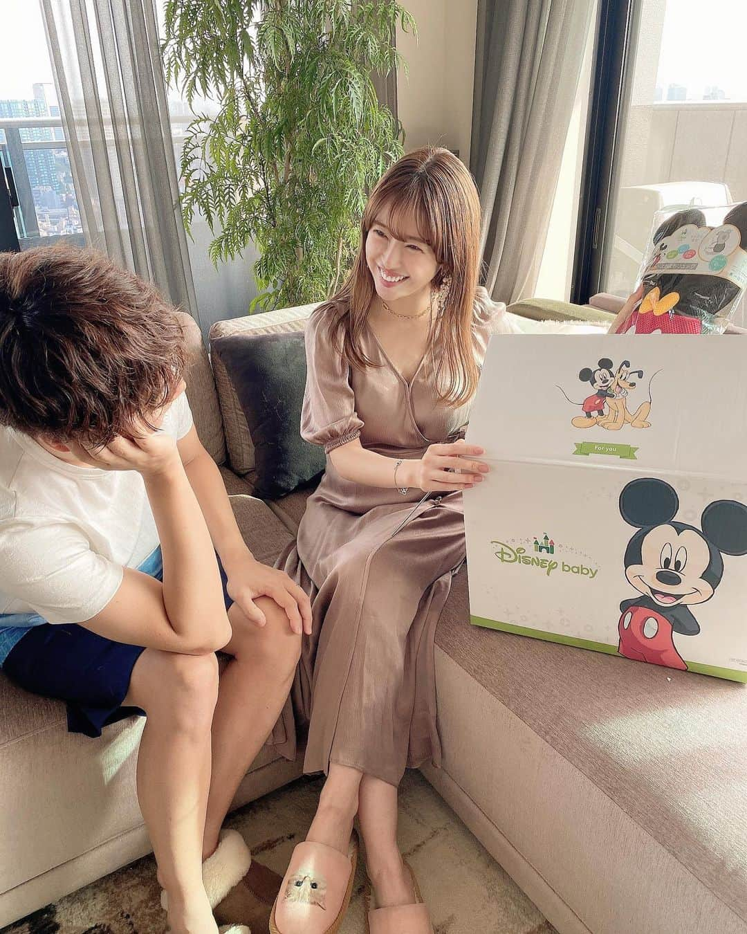 舟山久美子（くみっきー）さんのインスタグラム写真 - (舟山久美子（くみっきー）Instagram)「先日、楽天ママ割で、 楽天ママ割メンバー限定で当たる 「ディズニーベビーボックス」を 特別にプレゼントしていただきました♡  ボックスを開けた瞬間、かわいいアイテムばかりでマシュ君とテンションが上がりまくり🥺！！！ なんて可愛いの…🤭  出産予定日もしくは、子供のお誕生日を入れるだけで簡単にメンバー登録ができて、ママ割メンバーであれば応募すると抽選で10名様にボックスが当たるそうですよ♡  @rakuten_official のトップにあるリンクから簡単に無料登録できちゃうのでぜひ登録してみてくださいね！  まだ先のアイテムですが…可愛くて使えるのが楽しみだなぁ☺️   ポイントキャンペーンやプレゼントなど…！楽天ママ割はママにうれしい特典が盛りだくさん😘   ©Disney #楽天 #ママ割 #楽天ママ割 #無料 #ディズニーベビー #ディズニー #PR」6月22日 18時10分 - kumikofunayama