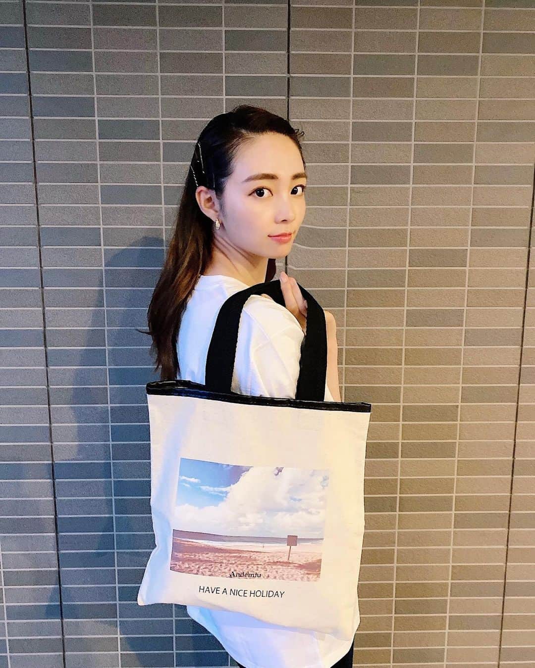 利水翔のインスタグラム：「. ロケの時の私服 カジュアルコーデ♡  Tシャツとトートのプリントが 夏っぽくて可愛い🕊🏝🐠  シューズは 一目惚れしたお気に入りの コンバース👟🥰  .  .  .  #tshirt #happy #fishing  #enjoy #smile#ootd  #angler #fation #spring #TSURInaKIBUN」