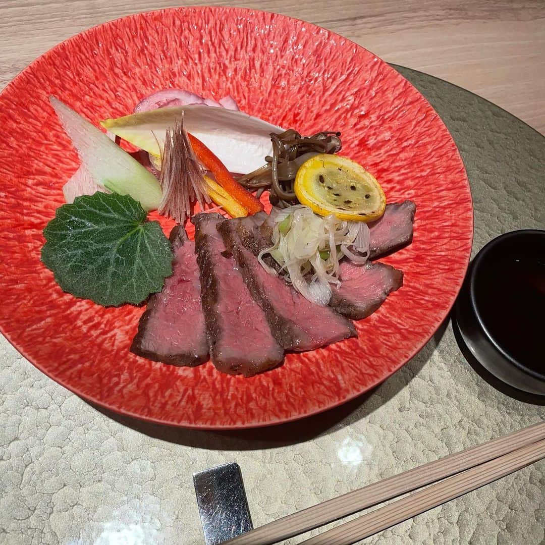 ききまるさんのインスタグラム写真 - (ききまるInstagram)「懐石料理❤︎ .  愛媛ミシュランガイドにも掲載された 【黒潮海閤】さんが上野に初出店されたと聞いて　@kuroshio_kaiko_ueno にいってきた❤️❤️❤️ . 全個室でコースのみ　のお店⭐️ 最初はスパークリングワインで乾杯🥂✨　@pichu921  . 最高ランク「A5伊予牛」の肉割烹料理から新鮮な「鮮魚」を使用したお鮨まで！ボリューム満点でお酒が飲めない私も大満足でした👏🏻👏🏻👏🏻 . . all in one 👗 @acym_official  . . 📍 東京都台東区上野4-3-8 三浦ビル 4F-ｂ .  #sushistagram #sushilovers #sushitime🍣 #sushilover #japanesefood #japanesefoods #ききグルメ  #グルメ好きな人と繋がりたい #グルメスタグラム #グルメ女子 #グルメ部 #グルメ巡り #東京グルメ #グルメ旅　#pr #鮨　#鮨スタグラム」6月22日 18時29分 - kikigram_97