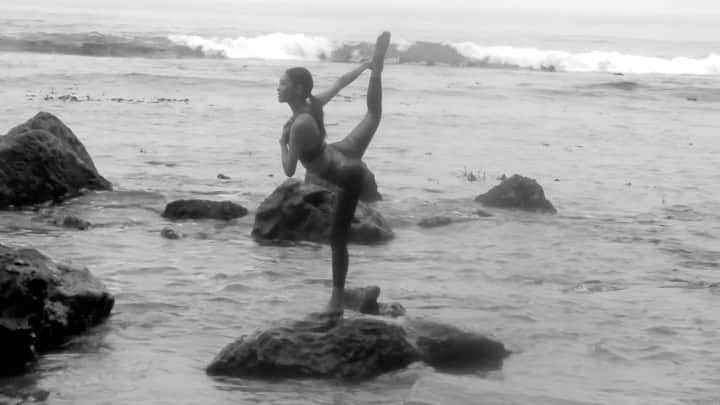 池田莉子のインスタグラム：「#internationalyogaday 🧜‍♀️ 岩マットでYOGA🪨  thank you🤍 @womenshealthjp #yoga #nikeyoga #sea #海ヨガ #ナイキ #ヨガ」