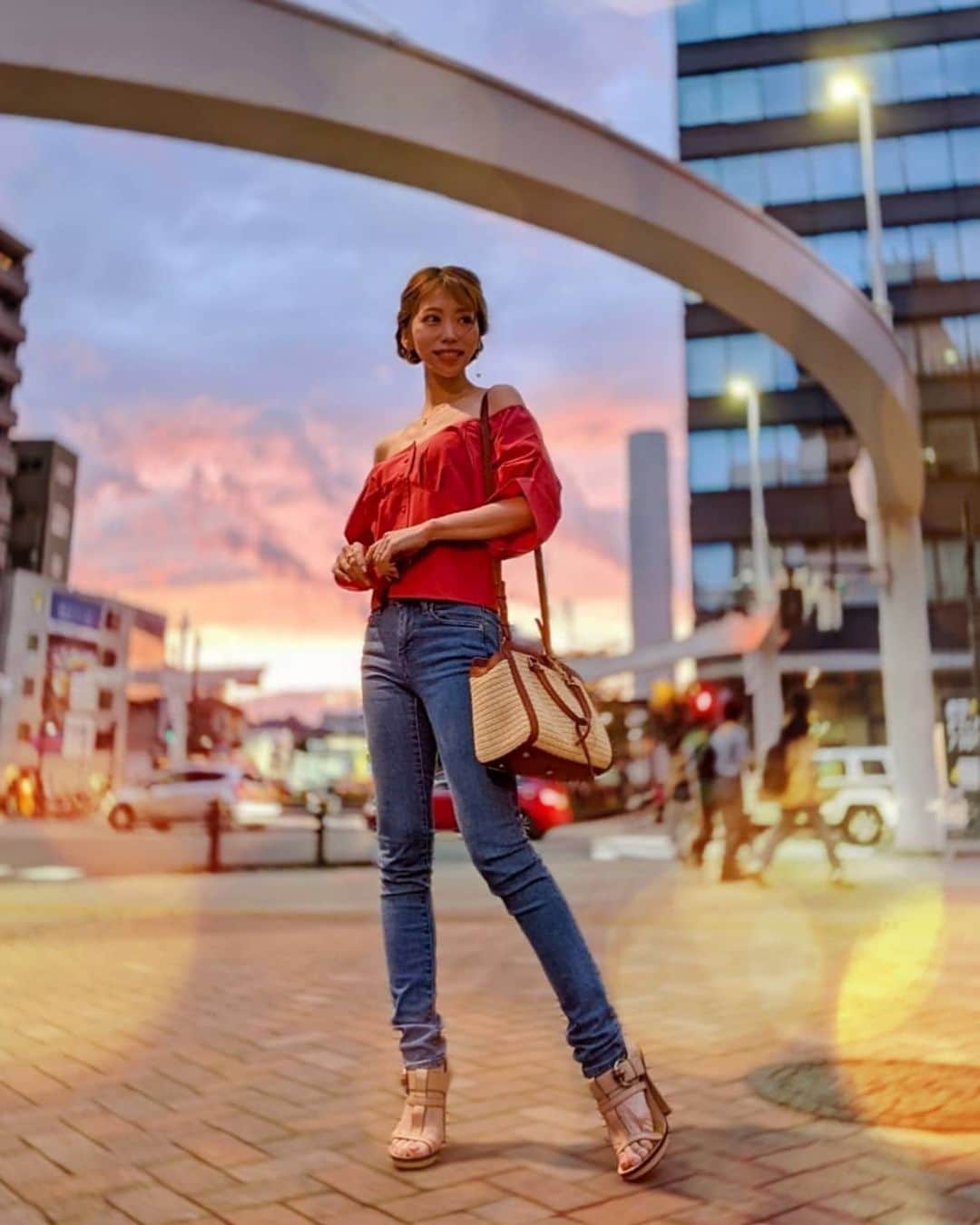 雨宮めるさんのインスタグラム写真 - (雨宮めるInstagram)「. Dusk in Shinjuku 久しぶりに見た新宿の夕暮れ ピンクが濃くて、偶然服とリンクしてた♡  #sunset_pics #sunset #sunsetview #dusk #sunsetphotography #duskphotography #urban #urbanphotography #scenery #sceneryphotography #japanesegirl #asiangirl #instagood #ootdshare #ootd #ootdfashion #fashioncordinate #fashiongram #emoda #uniqlo #yvessaintlaurent #gucci #夕暮れ #ピンクの空 #プチプラコーデ #大人カジュアル #カジュアルコーデ #ユニクロ #エモダ #夏服2021」6月22日 18時25分 - amamiya_melty