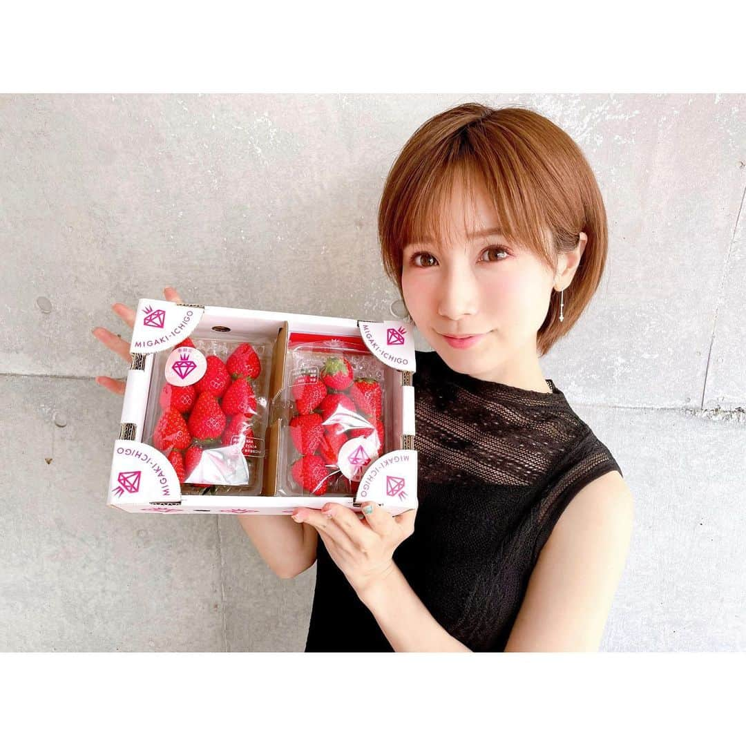 小島みなみさんのインスタグラム写真 - (小島みなみInstagram)「. . 本日発売の #東スポ さん 連載で 10周年のお話しをしたよ🗞💓 . ぜひ読んでください😊 . . 夏限定のいちご頂いたの🍓🍓 いちごが大好きな私のために 季節はずれのいちご 探してくれたんだって！ 嬉し過ぎたぁぁぁぁぁぁぁ😭❤️ . . . #夏いちご #いちご #いちご大好き #インタビュー #連載 #新聞 #取材 #記事 #お仕事 #10周年」6月22日 18時32分 - kojima_minami_373