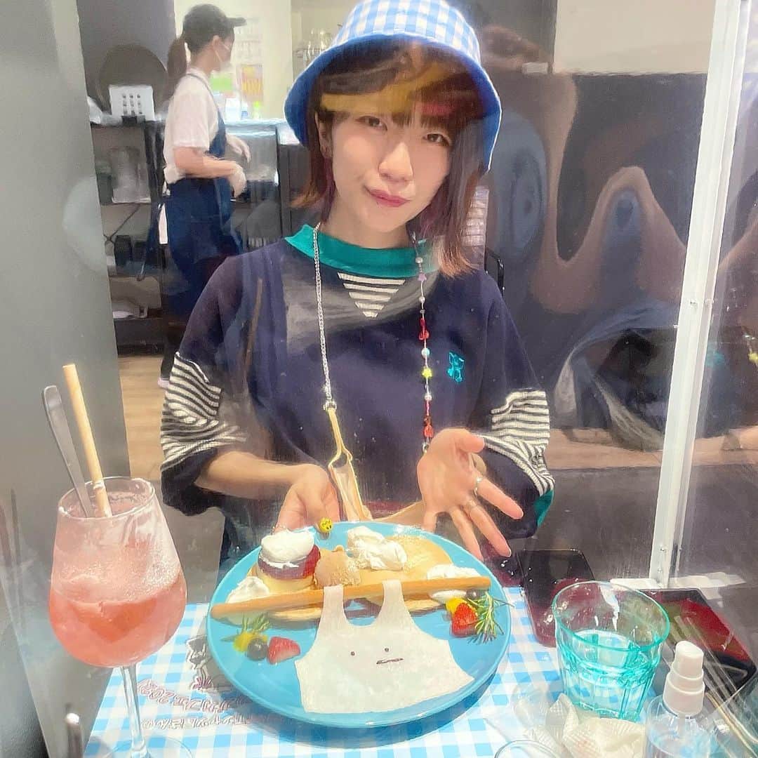 ぱいぱいでか美のインスタグラム：「タンクトップカフェ👚 . ヤバTのコラボカフェにヤバTの人と行ってきた😂笑 商品名だから仕方ないけど 「ありぼぼの寒天ソーダがおふたつ。」 って確認されてるのいきなり呼び捨てにされてる人みたいで面白かったです……。 メニューどれも可愛くて美味しくて！これは制覇したくなるやつ！ 私はパーティーピーポークソテー」とタンクトップリンパンケーキ、ありぼぼの寒天ソーダ 注文しました✌🏻✌🏻 ポークソテーまじで美味しかった、普通のカフェとして利用したいくらい美味しかった🐷 . #ヤバイTシャツ屋さん  #ありぼぼ #タンクトップカフェ #新宿ルミネエスト」