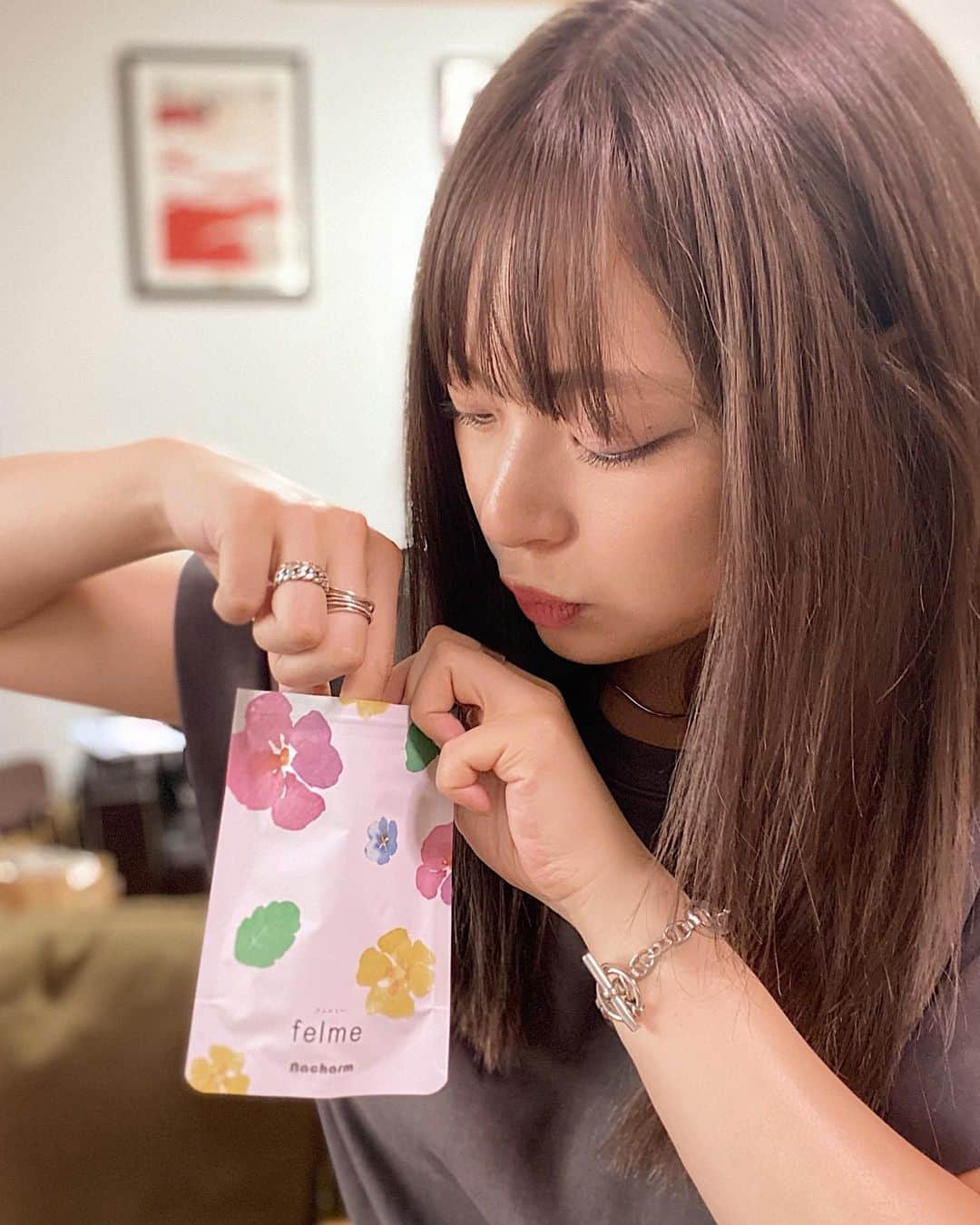 Yuuki mimuraのインスタグラム：「🏃‍♀️💨  せっかくジムにも通い始めて 身体引き締めよ〜って思ったので サプリも一緒に取ることに💊“  先日頂いた#felme は たっぷり配合された乳酸菌が腸を整えてくれて、 酵素や植物発酵エキスをギュッと濃縮したサプリメント🍽  運動ももちろん大事だけど 体の中からケアするということで 腸内から健康に🤍🤍🤍  ちょっと前から飲んでるんだけど その時口内炎がたくさんできちゃってて辛かったんだけど、 治りがとても早くて😲✨  それが一番嬉しかった😂💦  飲み続けて 体質も改善できたらいいな🤍🤍✨  ◡̈⃝ᵗʱᵃᵑᵏઽ*◌♡⃝⑅⃝  @nacharm.gram  #フェルミー#nacharm #ネイチャーム#腸活 #美容 #菌活  #ダイエット#本気痩せ #美ボディ #健康 #美意識向上  #美容オタク #ボディケア  #引き締め#ダイエット部 #ダイエット女子 #置き画 #置き画くら部」