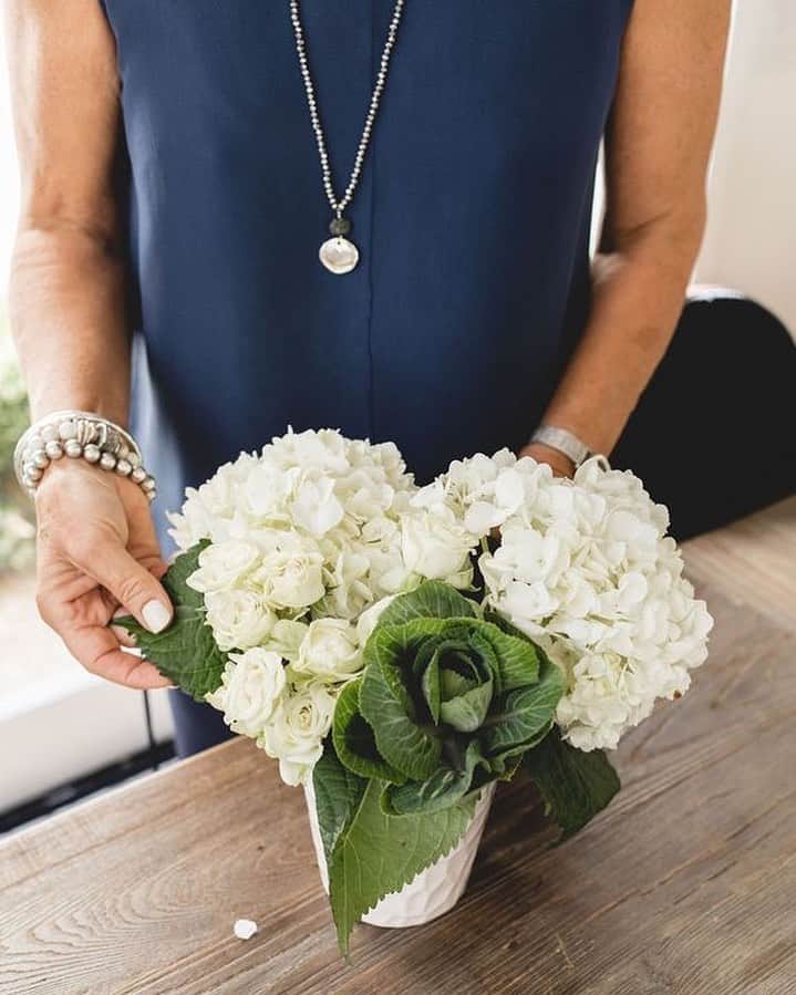 近藤麻理恵のインスタグラム：「The easiest way to add a touch of joy to any decluttered space is to add flowers! Which blooms have made an appearance in your home recently? Photo by certified KonMari Consultant, @nancyeatoninspiredliving.」