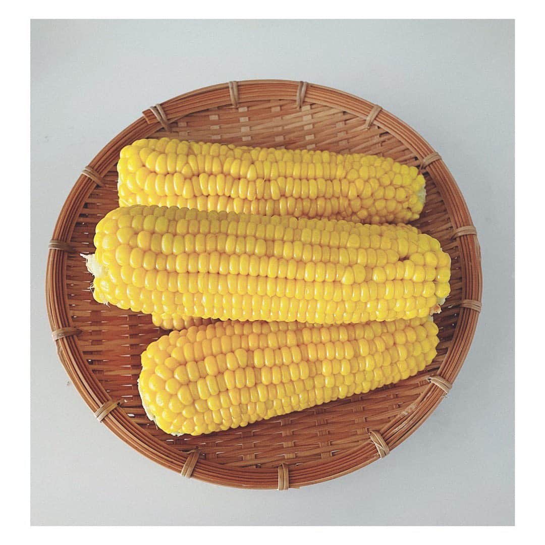 笹峯愛のインスタグラム：「夏の野菜って 色から 夏！って感じですよね。  #和歌山 からの #ご馳走 #とうもろこし とりあえず#茹で ました」
