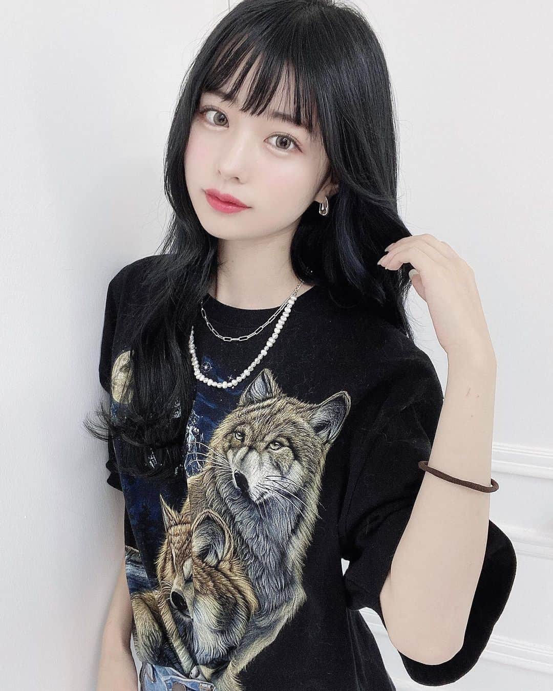 sarimaru(国木田さりまる)のインスタグラム：「ライブ前急遽、本当に急遽染めていただきました🙇🏻‍♀️ めちゃくちゃ綺麗なブルーブラックに仕上げてもらいました！ 本当にありがとうございました😭💐」
