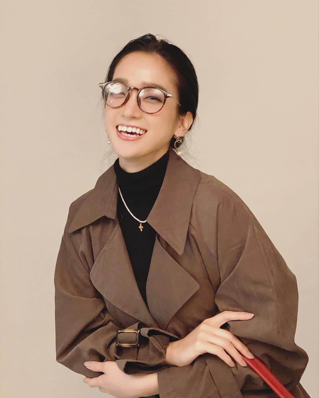 太田麻美のインスタグラム：「レディースバッグfavvy( @favvy_j )の店頭POP撮影オフショット☺︎☺︎ とても楽しい撮影でした👜✨  photographer: @hiro_otsuka   #shooting #model #modeling #bag #fashion #favvy #fashionstyle #autumn #winter #撮影 #モデル #ファッション #バッグ #オフショット」
