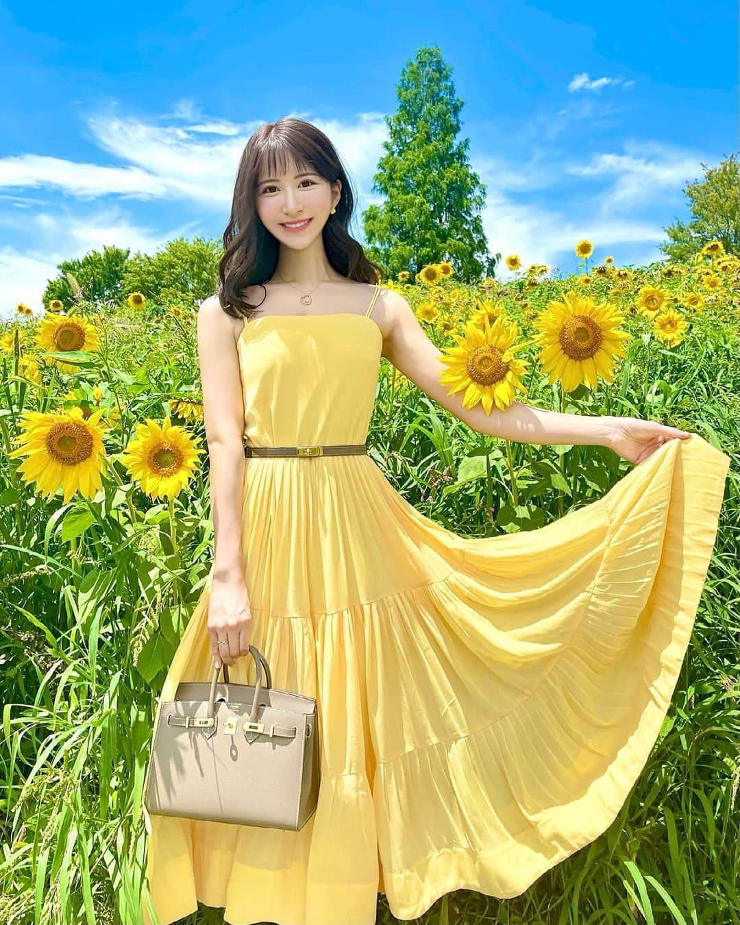 Manaさんのインスタグラム写真 - (ManaInstagram)「🍃🌻Sunflower garden🌻🍃 . 大好きなお花に癒されてきました✨ 牧場の中の、ひまわり畑🐄💕 . 広くて解放感バツグン😊 . 夏空と、満開の黄色い世界にうっとり✨ 最高の景色に癒されました♥️ . . . . ワンピースは @lovebonito 💛 日本アカウントはこちら💁🏻‍♀️🇯🇵 @lovebonito.jp . Onepiece：#lovebonito . . . . #元気 #笑顔 #ひまわり #ひまわり畑 #向日葵 #愛知牧場 #牧場 #花畑 #ヒマワリ #お花好き #夏コーデ #夏の思い出 #イエローコーデ #イエロー #上品 #大人コーデ #ワンピースコーデ #ロングワンピース #オン眉 #バーキン #バーキン25 #birkin25 #ケリーベルト #フリーランス #管理栄養士 #sunflower #sunflowers #summergarden」6月22日 21時50分 - mana.tcy