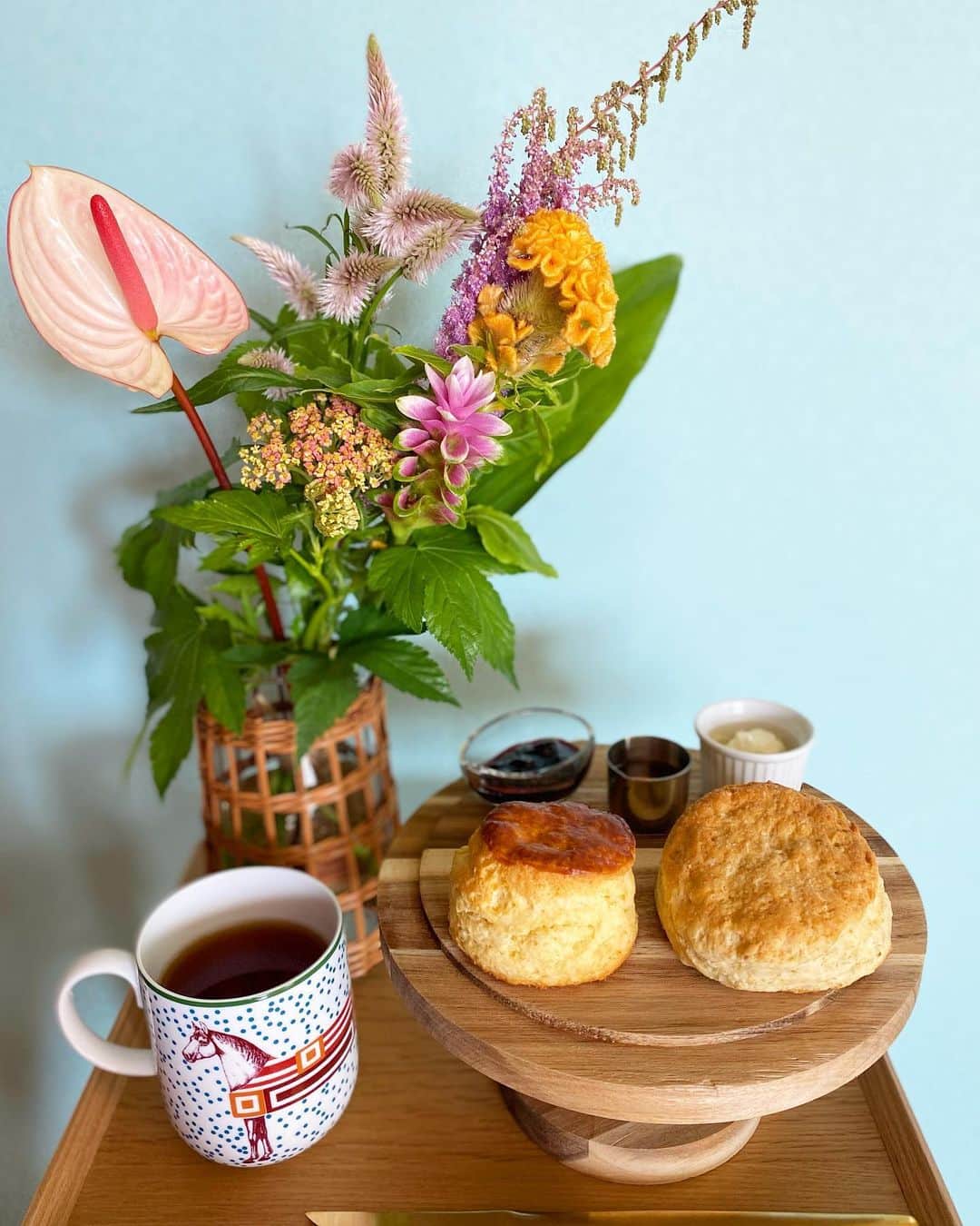 Mai Wakimizuのインスタグラム：「まだまだスコーンブーム続いてます♡3.4年ぶりでしょうか、UNDER GROUND BAKERY @undergroundsconesのスコーン♡今はウーバーのみの販売なので朝から並ばなくて良いんです♡ラッキー！私のような欲張りさんには1個でこのボリュームが嬉しすぎる。(そこ。笑)甘みがあるタイプとあっさりなタイプを食べ比べ♡クロテッドクリームをたっぷり付けて頂きました＼(^o^)／ #wakkingourmet#undergroundbakery#アンダーグラウンドベーカリー#神戸#スコーン#お花のある暮らし」