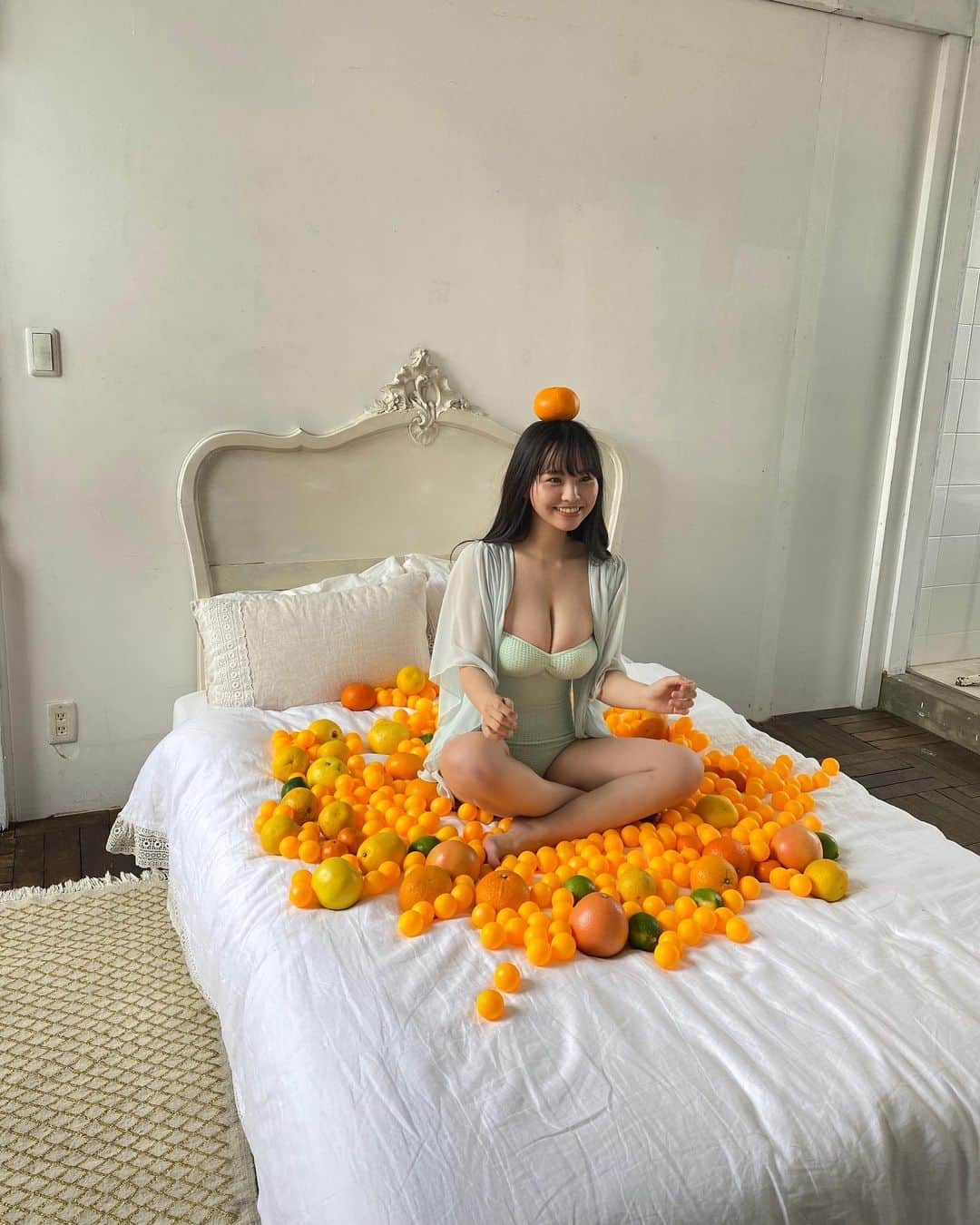 本郷柚巴さんのインスタグラム写真 - (本郷柚巴Instagram)「柑橘系に囲まれて すっごく幸せでした☺️❤️  撮影してる時もそれ以外も 皆さん優しくて本当に とっても楽しかったです😌  他にも沢山あるので また載せます☺️  #platinumflash さん #オフショット」6月22日 22時06分 - h.yuzuha_0112