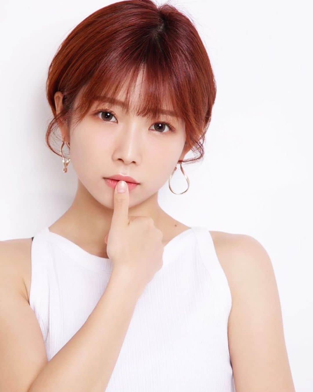 のインスタグラム：「『何か物欲しそうに』『セクシーすぎないセクシーを！』とカメラマンさんから指示を受けて、指や手を顔に這わせるとだいたいその場ではオッケーをもらえるんだけど、リリースされているのを見ると、だいたい使われてないんだよな…という写真たち。」