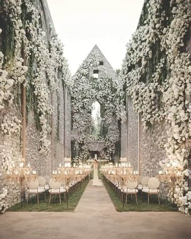 Bedroom diaryのインスタグラム：「Stunning wedding arrangements by @alibakhtiardesigns 🤍」