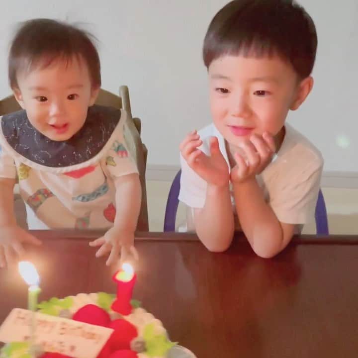 田中真奈美のインスタグラム：「これもこっちに残しとこう💕 . 夜はケーキでお祝い🎂🎉✨ . 横揺れに揺れてちゃんと終わりに合わせて拍手をするシュンタと👶🏻自分の名前を呼ばれて安心してニッコリするリョータ👦🏻が可愛くて💕 . 愛しいな〜✨☺️ . 皆さん、たくさんのお祝いメッセージありがとうございました🥰🙏🏻🙇🏻‍♀️💞 . #リョータとシュンタ  #初誕生日 #福岡ママ  #男子2人ママ👩‍👦‍👦  #3歳差育児」