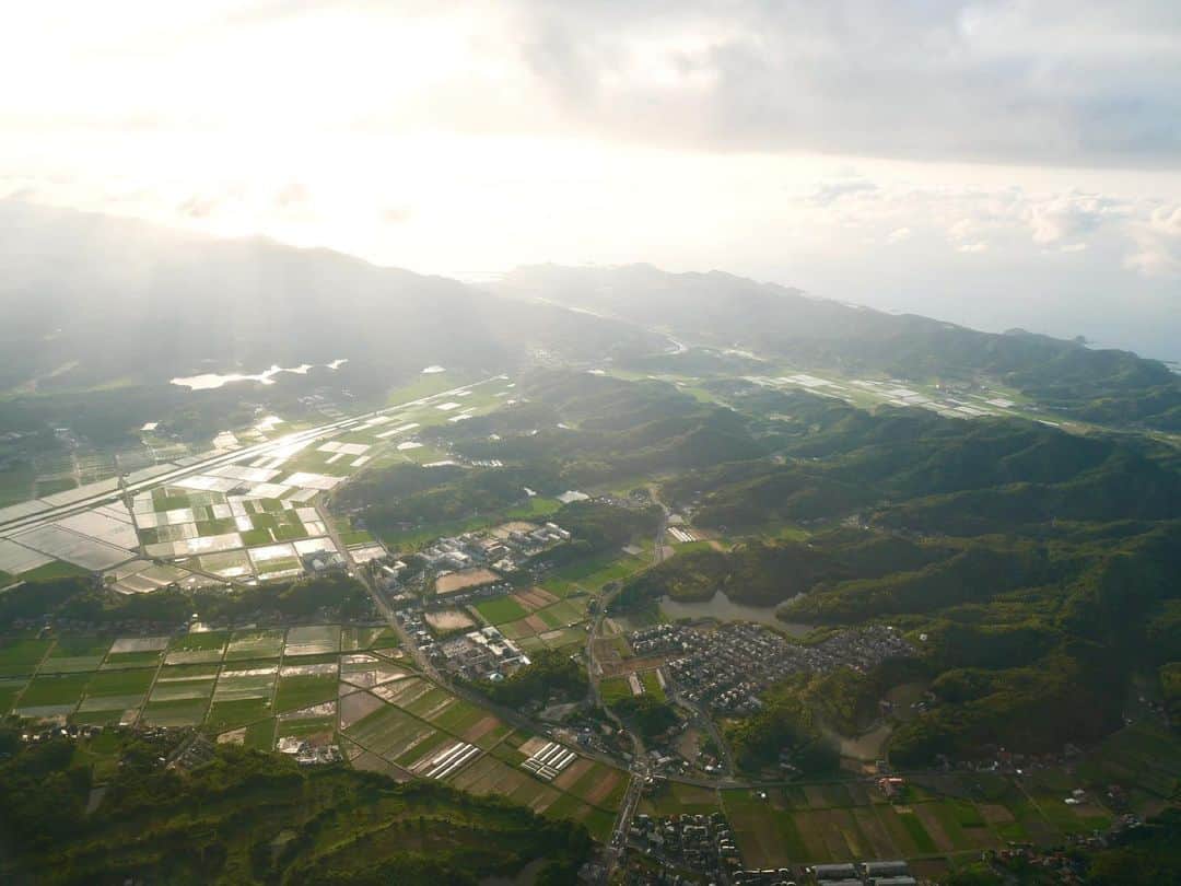 のインスタグラム：「* ⁡ 島根県は、夕日がきれいで有名だそうです🌅 移動中の飛行機やバスから見える景色がキレイで心奪われていました。。。🥲🌟  #島根県 #出雲市」