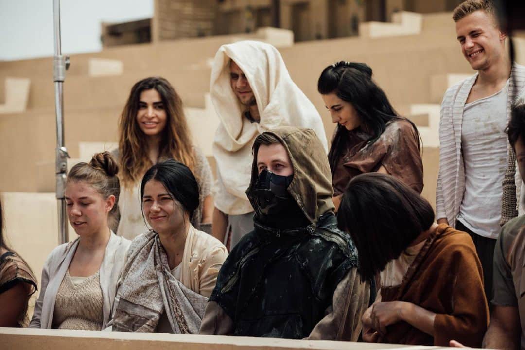 アラン・ウォーカーのインスタグラム：「Sweet Dreams music video was an incredible experience to film⚡to give you a peek of what it was like, I'm releasing a behind the scenes video this Friday at 3PM CEST on my @youtubemusic channel」