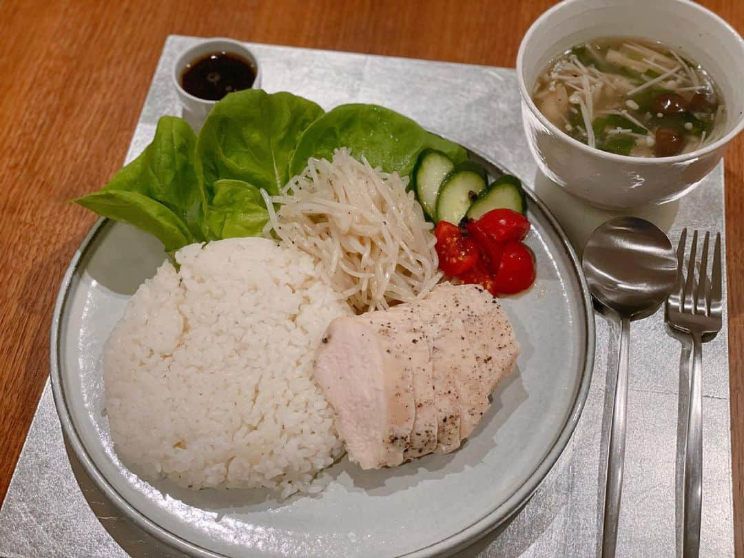 英玲奈さんのインスタグラム写真 - (英玲奈Instagram)「#今日の晩御飯 #カオマンガイ 若干デジャヴですが、、、 昨日頑張って鶏ハム沢山作っておいたから、 今日は夕方まで仕事だったけどなんとかなりました！  #ていねいな暮らし #季節を感じる暮らし#からだにいいこと#料理 #からだにやさしいごはん #おうちごはん#家族の健康守りたい#10年後の健康の為に#無添加#無化調#オーガニック#低gi #美腸活#趣味生活#料理家#erenakitchen #娘#daughter#生後6ヶ月#女の子ママ#girlmom#女の子ベビー#girlbaby#親バカ部#毎日が特別#赤ちゃんのいる生活」6月22日 23時22分 - erena_erenyan