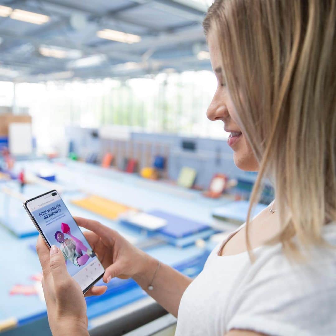 エリザベト・ザイツのインスタグラム：「Anzeige | Habt ihr auch schon mal in die Web-App des Projekts Future-Proof der Telekom geschaut? Ihr müsst nur 11 Fragen beantworten und schon bekommt ihr ein umfangreiches Profil mit euren Stärken und Talenten. Dazu werden euch spannende Karrieremöglichkeiten für eure Zukunft angezeigt. Also klickt doch mal rein und schaut, was eure Leidenschaften sind. #wearefutureproof @electronicbeats @deutschetelekom」