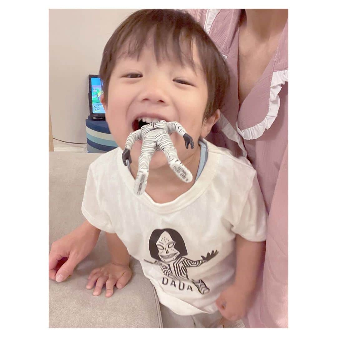 辻希美さんのインスタグラム写真 - (辻希美Instagram)「お風呂上がりのダダTシャツにダダ😂💕💕✨  ダダが好き過ぎる😂💕笑笑。  これはアルアル？ 珍しいの？笑」6月22日 23時49分 - tsujinozomi_official