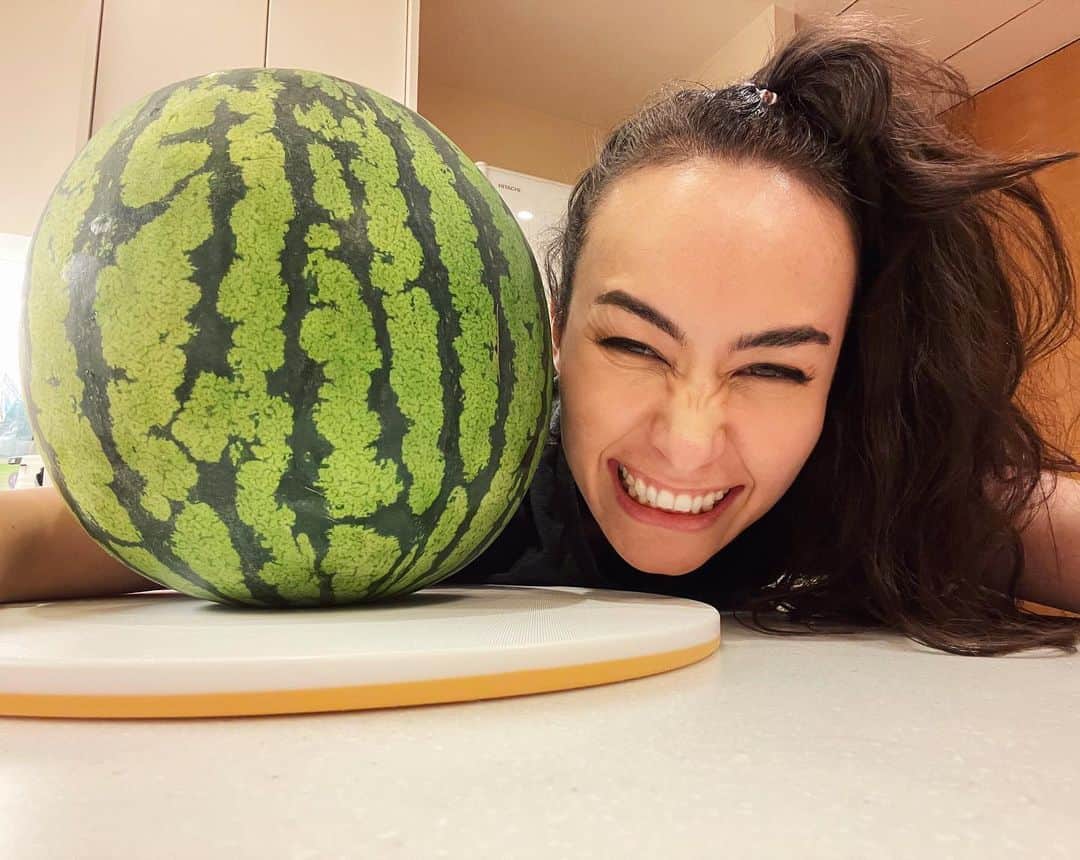 シャウラのインスタグラム：「このサイズ感！！😂😂 今年も富里スイカを美味しくいただきましたー！ WOW this Tomisato watermelon is bigger than my head. 😂😂 #富里スイカ #watermelon」