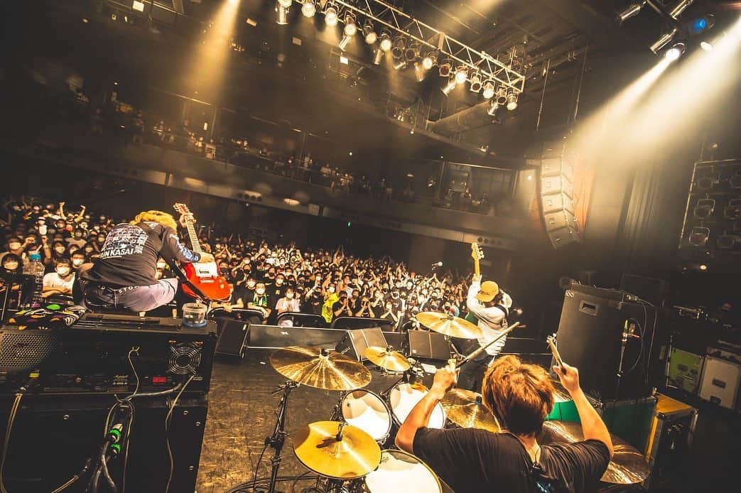 須賀真太郎さんのインスタグラム写真 - (須賀真太郎Instagram)「2021.06.22 @渋谷TSUTAYA O-EAST Dizzy Sunfist presents "Looking for ANDY TOUR 2021"  やっぱり大きな音出して、みんなで楽しむのは最高だよね！ 色々規制だらけだとしても、爆音バンドサウンドで心は踊る。 俺達にとってライブは「不要不急」ではない！ Dizzy Sunfist素晴らしい1日をありがとう☆  楽しかったよ(ﾟ∀ﾟ)☆  photo by @naoto_iwabuchi_   #dizzysunfirst #dustbox」6月23日 0時32分 - sugacurry