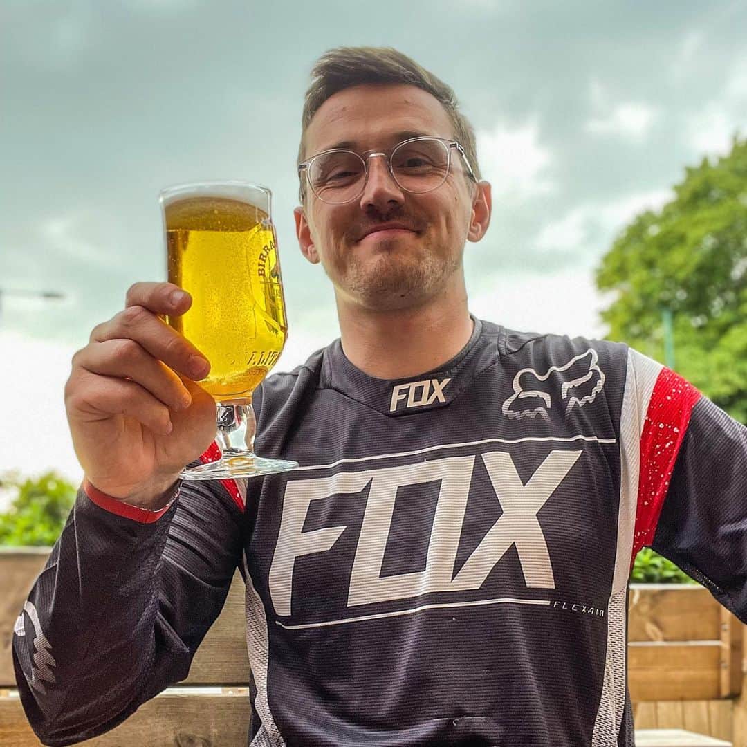 トム・キャセルのインスタグラム：「Here’s to the last day of being 27! 🍻」