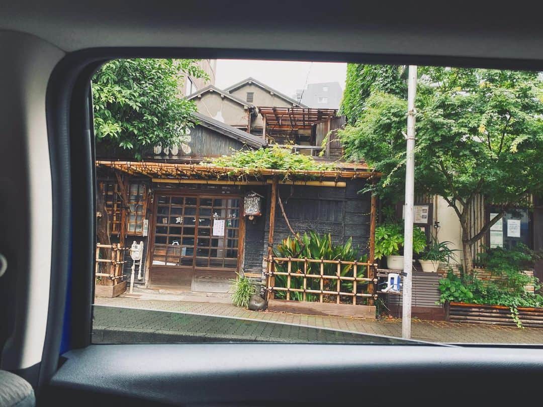 角谷暁子のインスタグラム：「父の日でしたね。親元を離れて会えない時間が長くなるほど、たまに会えた時に、あぁ父も私も歳を重ねたんだなとふと思うことが増えました。雨に濡れたコンクリートに足を滑らせた父にヒヤッとして、でも自力で踏みとどまって転ばなかった父にホッとして。昔は父の足元なんて気にもしていなかったなと思いながら、段差がないか無意識に探している自分に気がつきます。会う予定を立てるとき、いつも父は、自分の思い出のお店を提案してきます。文豪の街・根津の串揚げ店さん、外苑前のジャズが流れる老舗の喫茶店、祖父も通っていた神田のお蕎麦店さん･･･父が、私を連れて行きたい、どんな思い出あるのか話しておきたいと言ってくれるお店、全てにこれから行くことが出来るのかしらと考えると、少し寂しくもなりますけれど。父の好きな浅草のお好み焼き店さんの前を車で通りかかりながら、いつかここも父と来ようと、写真に収めました📷」