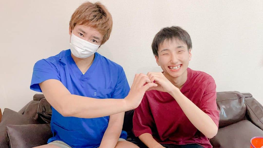 楽しんごさんのインスタグラム写真 - (楽しんごInstagram)「【NERVE君19歳かなり有名なラッパー！】⇨https://twitter.com/nerve_osk?s=21  RAPでめちゃくちゃ有名なNERVE君がわざわざ大阪から来てくれました😭😭😭 abemaや色々なRAP選手権で優勝しまくってます🏅 わざわざ来てくれてありがとう💖#NERVE#ラッパー#フリースタイルダンジョン」6月23日 1時46分 - tanoshingo.official