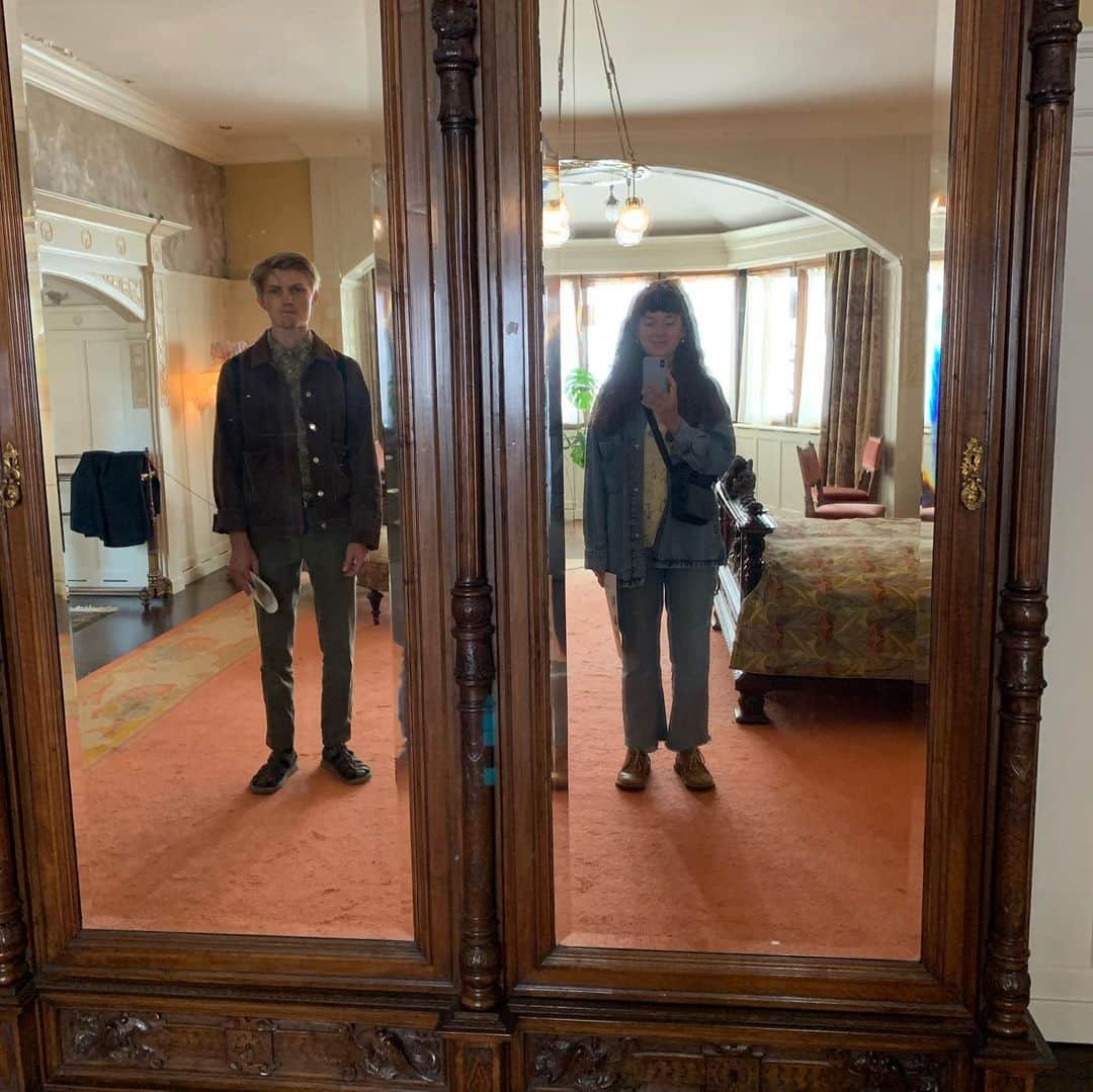 ウルリック・マンターのインスタグラム：「Idag fyller min otroliga flickvän @wallgrenbeata år!💛 Gjorde en utflykt till Tjolöholms slott. Härlig dag! Fick även med oss en gungstol från secondhanden i ladan.  Den 22:e juli gör jag min enda spelning för sommaren här! Hoppas vi ses då!🌻」