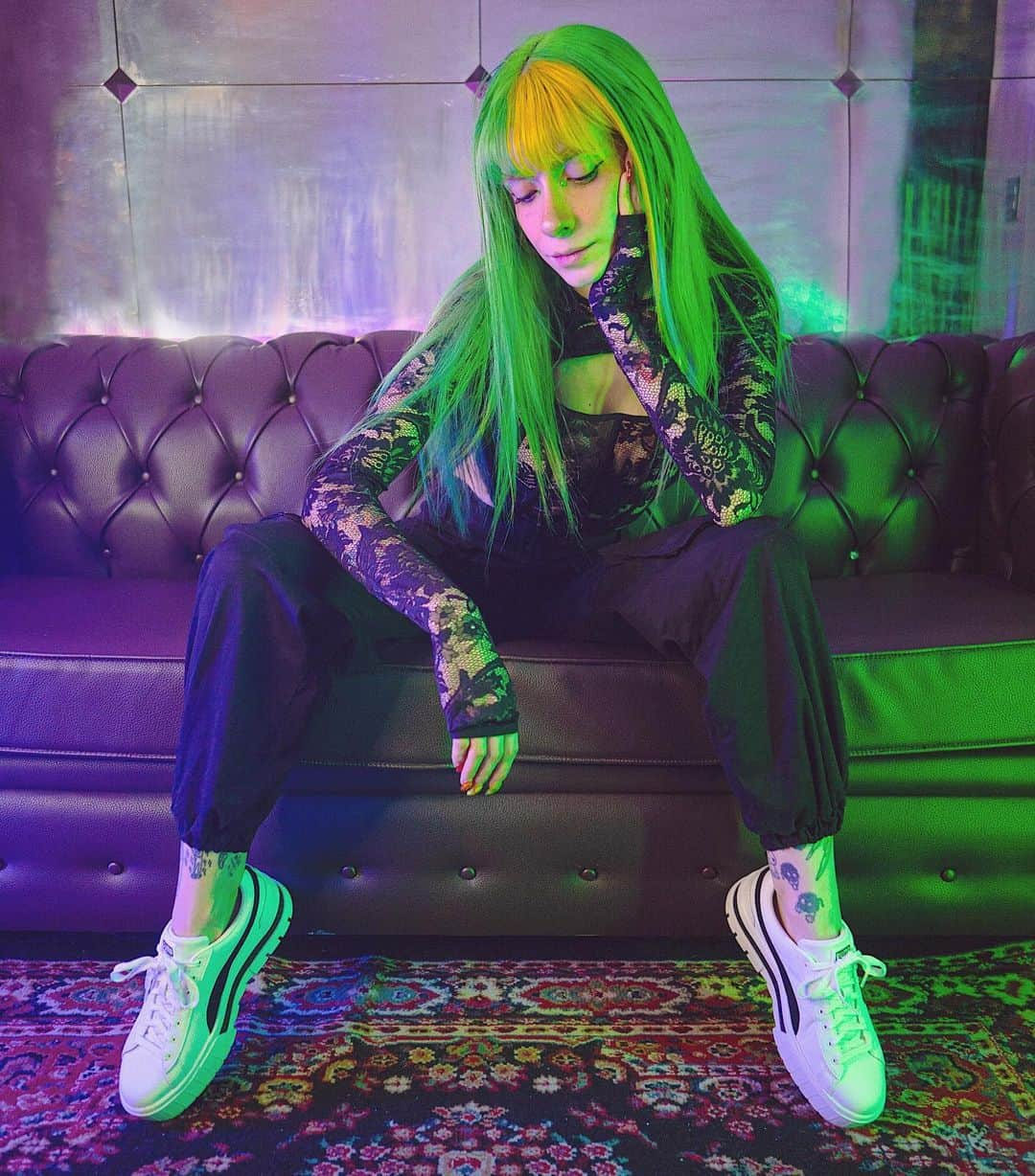 ミランダ・イバネスのインスタグラム：「💇🏻‍♀️: @sallybeautymx  💚 @gooddyeyoung 💛⁣ 👚: @dollskill⁣ 👟: @pumamexico  📸: @ingrid_naresm  #mayze ⁣#shemovesus」