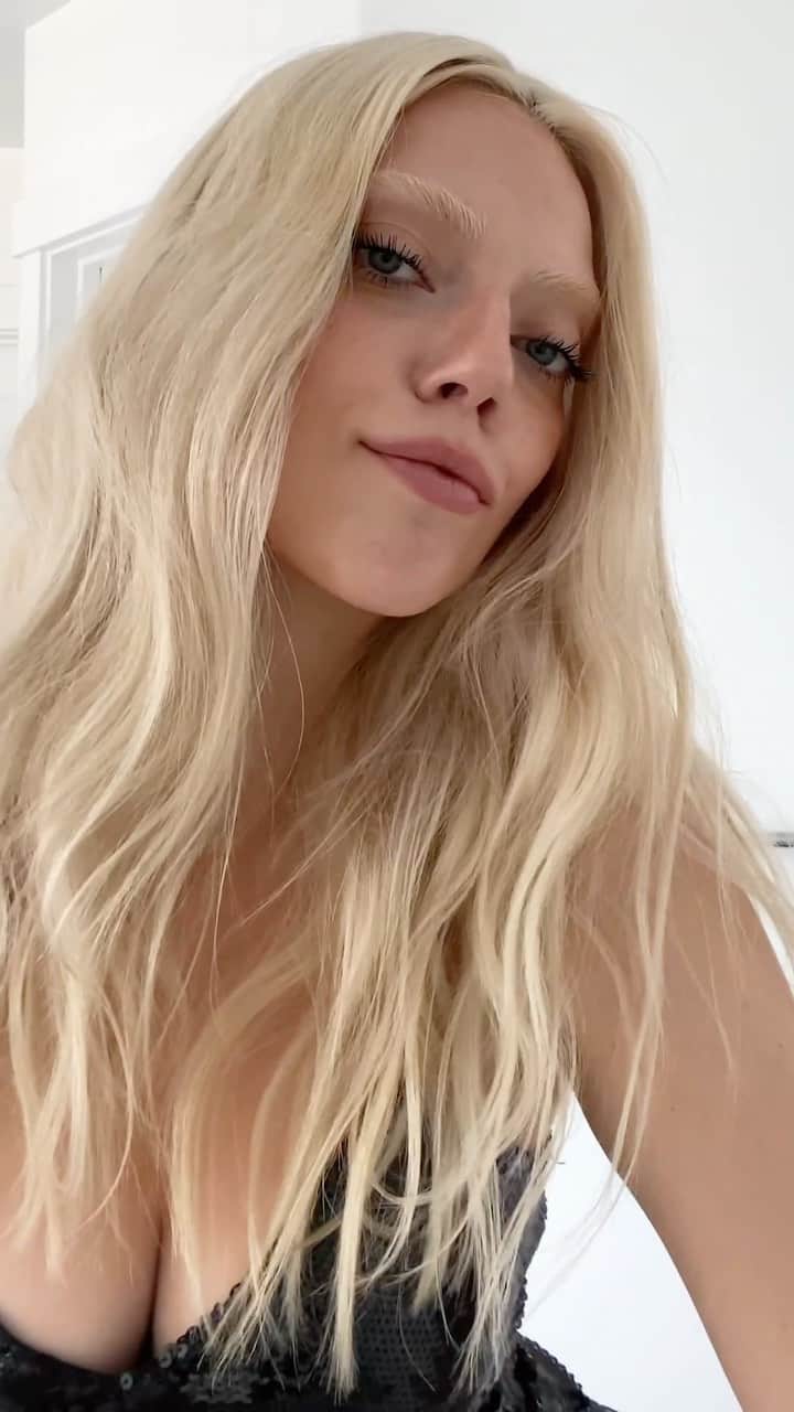 パイパー・アメリカ・スミスのインスタグラム：「Using the new Sun Melt Cream Bronzer and The Big Brush to serve an absolutely effortless, sexy summer glow. Outstanding @saiebeauty ✨ #SaieHello #beverlyhillsmomcharacter」