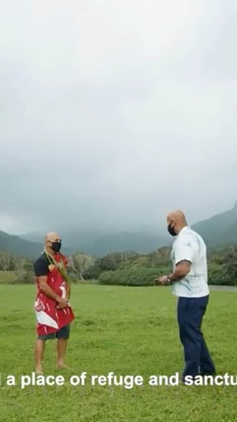ドウェイン・ジョンソンのインスタグラム：「I’ll always do my best to bring as many productions to Hawaii as possible ~ for our hard working local people and our economy.  And what’s also so gratifying is having other people EXPERIENCE our island culture and mana for the very first time.   Big MAHALO to my friends at @people for choosing me as the #1 REASON TO LOVE AMERICA 🇺🇸🖤 and for understanding the power and grace of our HAWAIIAN ISLANDS as a backdrop to share with all your readers around the world.   We don’t do something when it’s ready, we do it when it’s right.  ~ the Polynesian way 🌺🤙🏾😊  And cheers to always embracing the blessing of rain 🌧🥃  🖤~ dj   @yopeteryang 📸 @jonbrandoncruz 🎥 styling: @ilariaurbinati @savannah_mendoza  journalist: @juliejordanc ✍🏼 blessing: uso @pohatu 🤙🏾 *LINK IN BIO TO READ」
