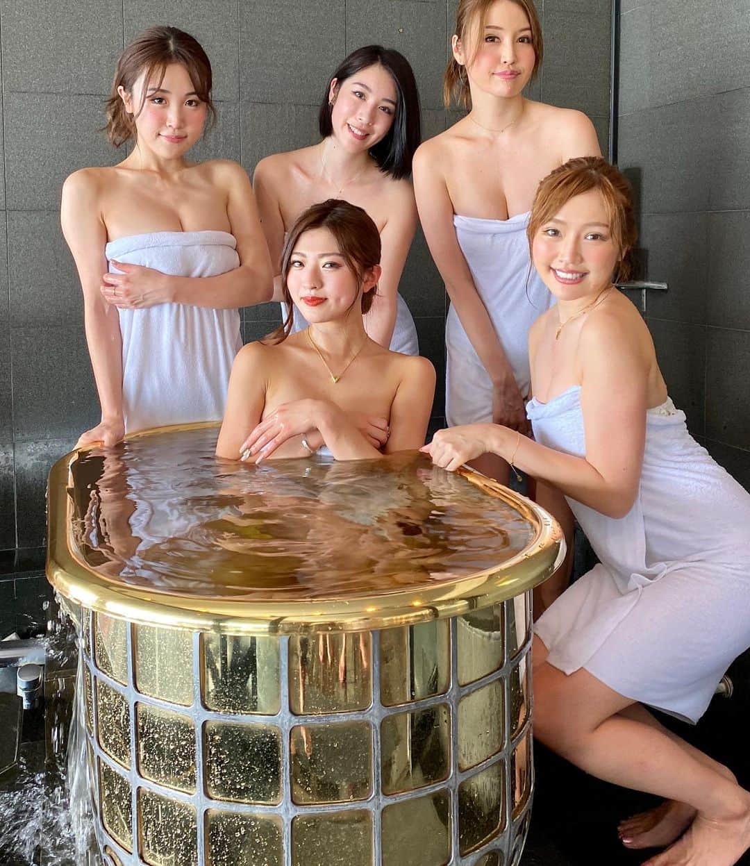 CYBERJAPAN Staffのインスタグラム：「MIYABIは巻いてますよ（タオルを） w なんと現在は、2億9000万円の価値となっている、勝浦ホテル三日月の展望風呂にある黄金風呂に入浴✨✨🛁 金運開運お願いします🙏💰  YouTube公式チャンネル動画でも有り難く入浴しています。🛀  #cyberjapan #サイバージャパン #黄金風呂 #金運アップ  #ホテル三日月」