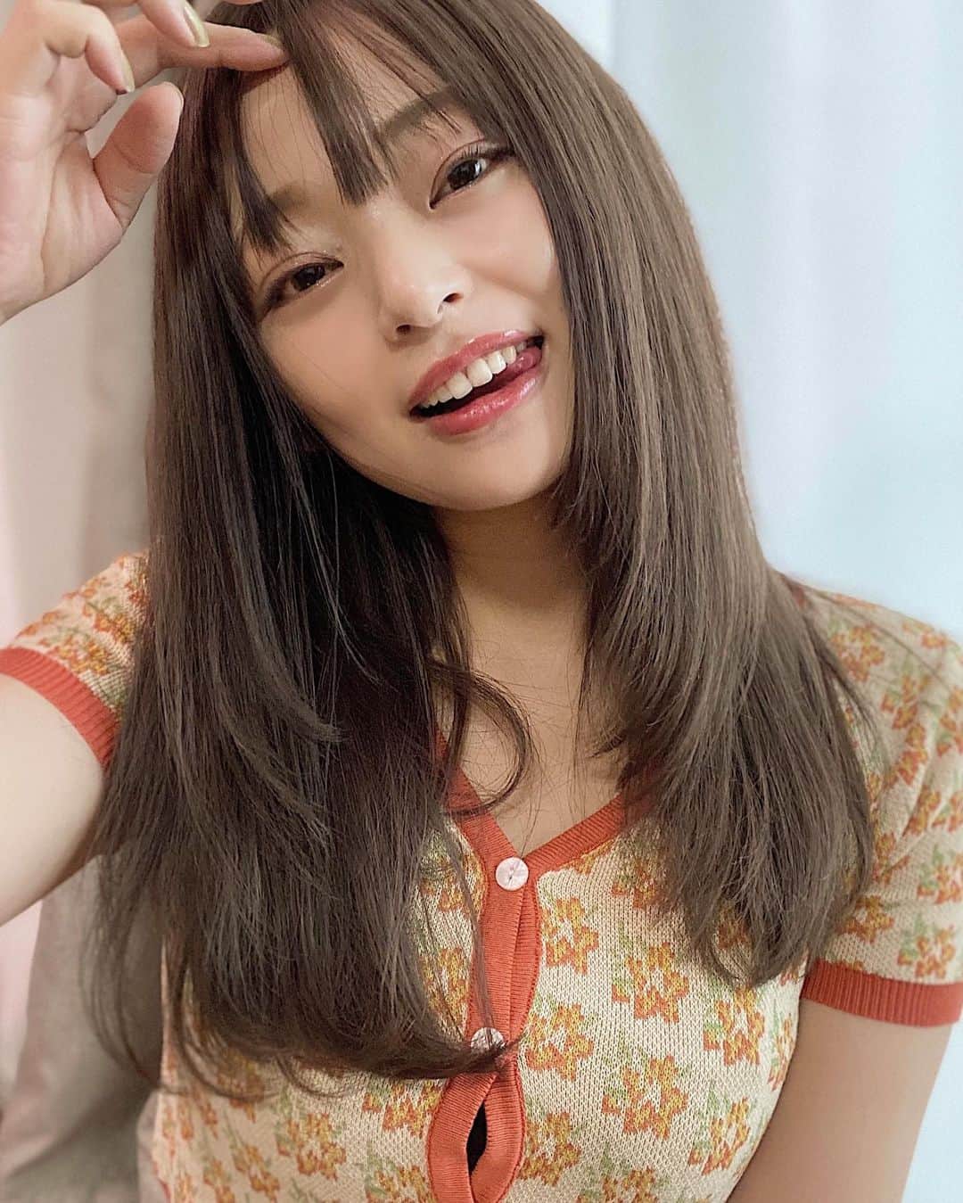 Yuuki mimuraのインスタグラム：「🐿🥜  N͜͡e͜͡w͜͡ H͜͡a͜͡i͜͡r͜͡  ブリーチしちゃうと 抜けるのが恐ろしく早いよ…((( '-' ))) 3週間くらいで染めないとダメかも…🥺 ちと色を入れてもらい… 透明感出てお気に入りじゃー🥳🥳🥳  カットは傷んでるところ切ってもらって 前髪整えてもらったくらいで 前回とそこまで変わらないかも🤔  何色なんだろうね。 お任せした🎨  今回も @willehair にて🤍🤍🤍  @shiga_man  @satoshi_nagae_  @mizuki___inoue   ◡̈⃝ᵗʱᵃᵑᵏઽ*◌♡⃝⑅⃝  . #new#newhair#hairstyle  #haircolor#haircut#willehair #wille_shiga#wille #ヘアカラー#ニューヘアー  #ブリーチ#透け感カラー  #カラー#ミルクティーベージュ  #ベージュ#ベージュカラー」