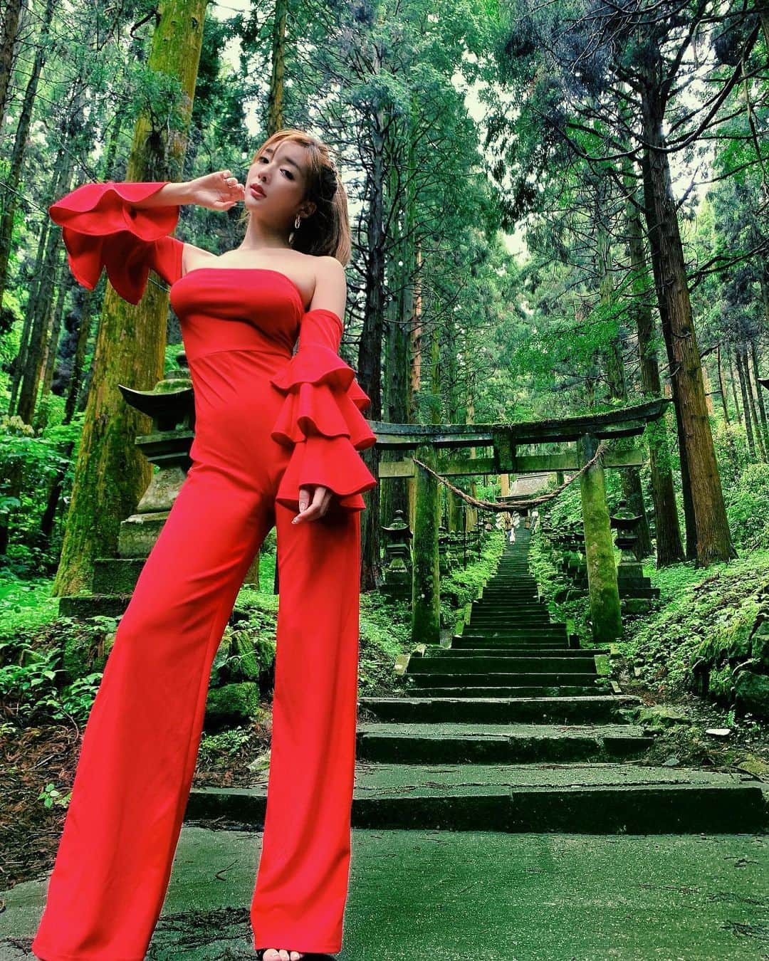のインスタグラム：「Green world💚 The name of this place is very difficult to read😂 "Kamishikimi kumano imasu shirine" It's difficult to read in Japanese too!!  There are two hotels in Kumamoto that I want to stay at. I came to this shrine is known as PowerSpot because I had several hours until the check-in time of the next hotel.  Stop by when you come to Kumamoto😘 . . 熊本に行きたい温泉宿が二つあったので 【竹ふえ】はチェックアウト✔️ 次のお宿のチェックインまで数時間空いたから車で熊本のパワースポット"上色見熊野座神社"へ⛩✨  大切なご縁を結んでくれるらしく 商売繁盛にもいいみたい🥰 神秘的な空間でここの神社だけ別世界だった🧚‍♂️🤍 マイナスイオンたっぷりで車で１時間かかったけど来て良かった♥️ . . #kamishikimikumanoimasushrine #powerspot #shrine #kumamoto #japanphoto #naturephotography #beautifuljapan #japan_of_insta #greenworld #上色見熊野座神社 #神社 #パワースポット #熊本 #熊本観光 #マイナスイオン #阿蘇 #日本の風景 #日本の絶景」