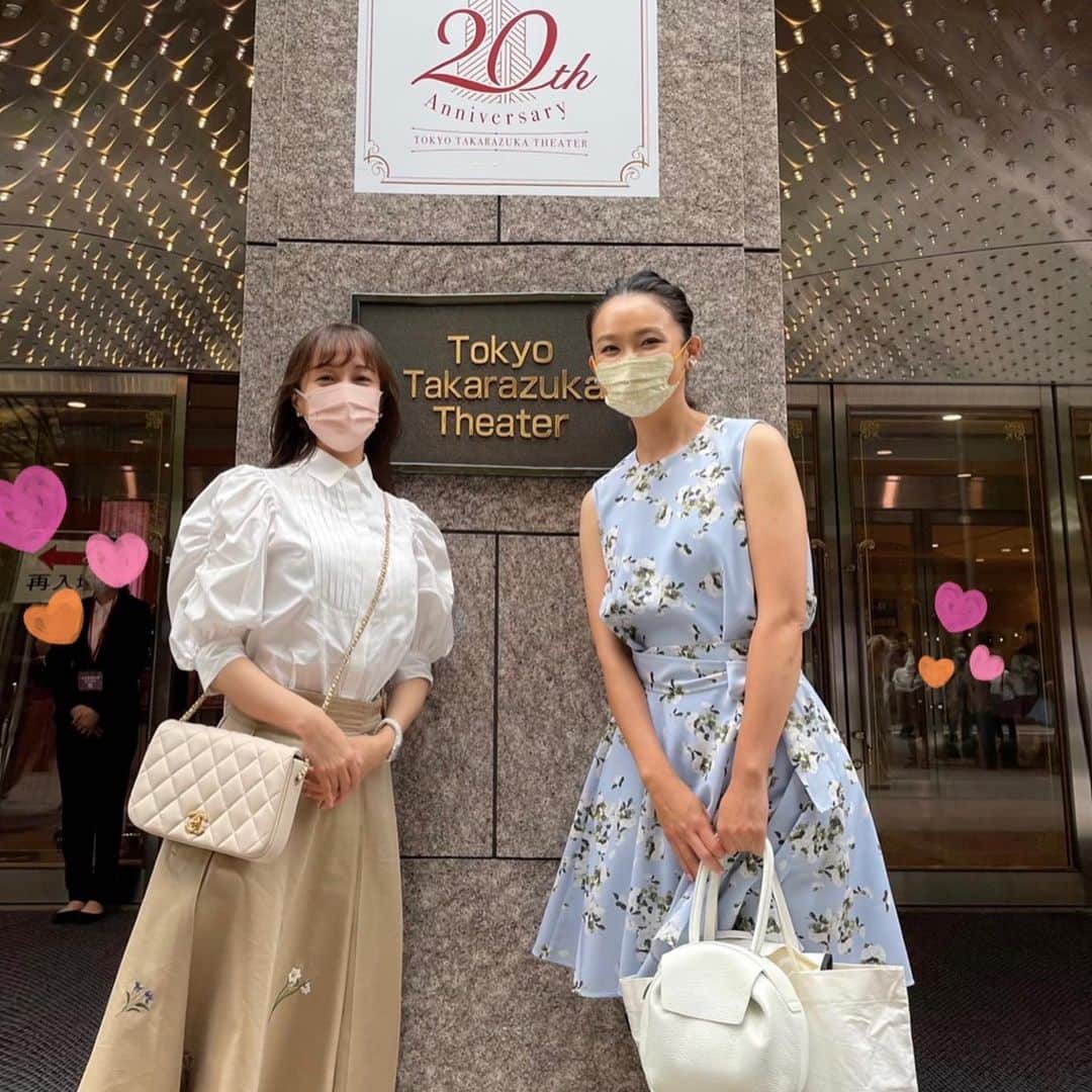 白石みきさんのインスタグラム写真 - (白石みきInstagram)「大好きな里穂さんにお誘いいただき、久しぶりの宝塚観劇へ♡  花組公演 アウグストゥス-尊厳ある者-  もうこの文章書いている今も、胸がトキメキ。ドキドキ。 もう本当皆さん素晴らしすぎて、息するのを忘れそうになるぐらい心奪われました。  里穂さんとこんな時だからこそ、キラキラを浴びる事はとっっても重要だと再確認。  キラキラパワーで免疫アップ↑も出来、私ももっと色々な事に気合い入れ直していかないと😤😤  お久しぶりに中井美穂さんにもお会い出来て最高な1日となりました💕 美穂さん　素晴らしいお席をありがとうございます🥺✨ スワイプ2枚目⇨ 美穂さんが撮ってくださったお写真♡ 花組だからか里穂さんも私もお花柄のお洋服🥰😍  あぁそれにしても里穂さん　可愛いなぁ💕  私のキラキラの源はやはり里穂さんだなぁ💕❤️💕❤️  #宝塚 #東京宝塚劇場 #花組公演 #花組 #アウグストゥス #coolbeast #最高にカッコ良かったです💕」6月23日 14時31分 - miki_shiraishi1115