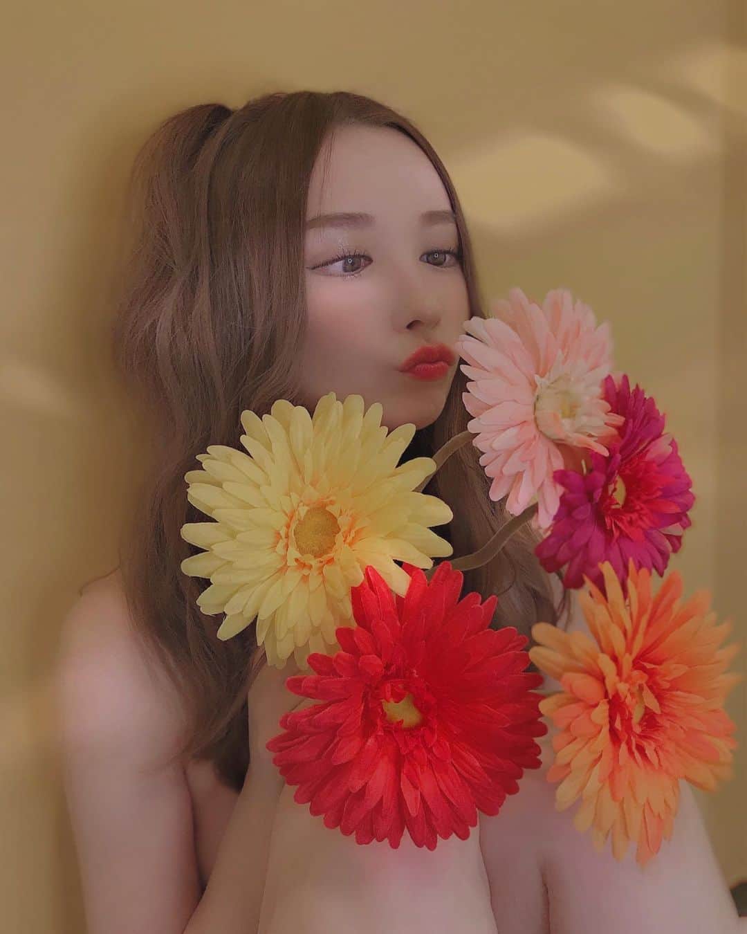 吉見衣世のインスタグラム：「お花大好き☺️💕  この写真の雰囲気いつもと違って新鮮じゃないですか？🌸  #お花#撮影#ハーフツイン」