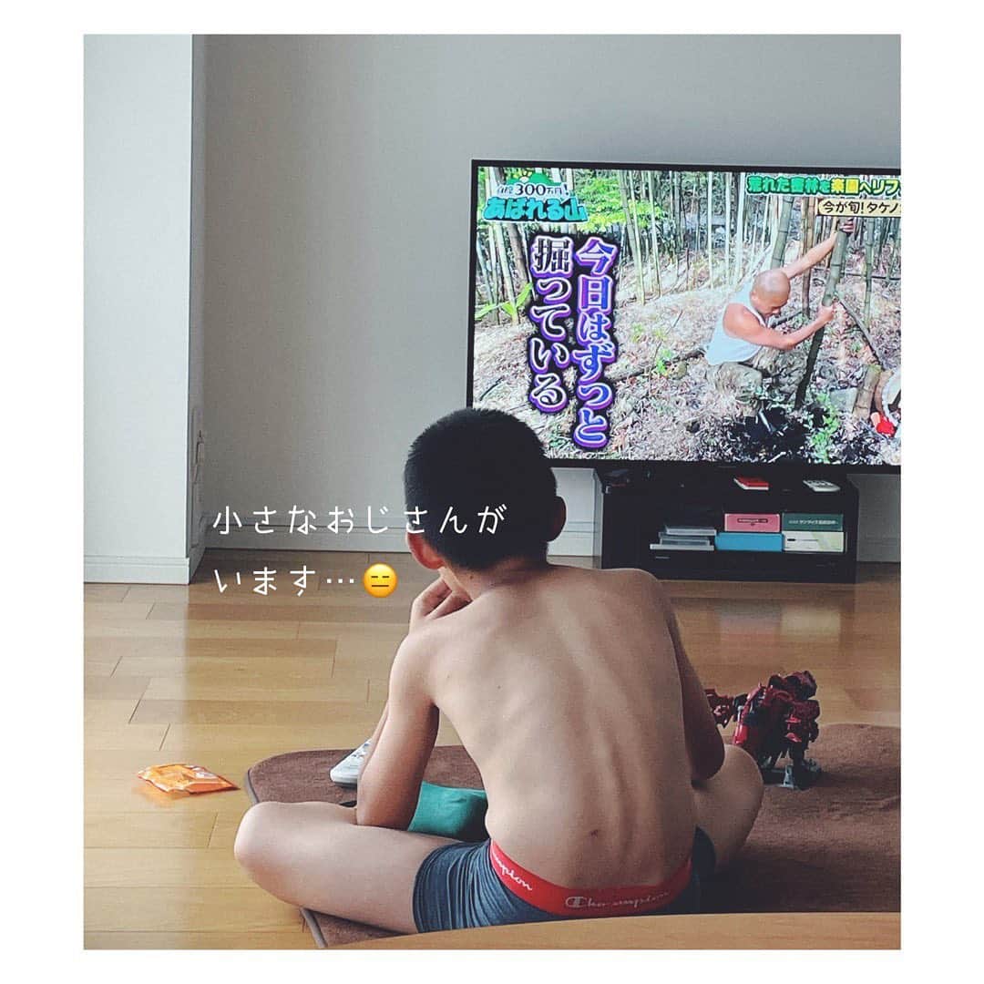笹峯愛のインスタグラム：「学校から帰宅して 録画の冒険少年を見ながら 柿の種食べている 我が家の小さいおじさん。  しかもパンイチならぬ パンツと靴下…。  #息子 #小学3年 #宿題 はどうした #自由人 #マイペース」