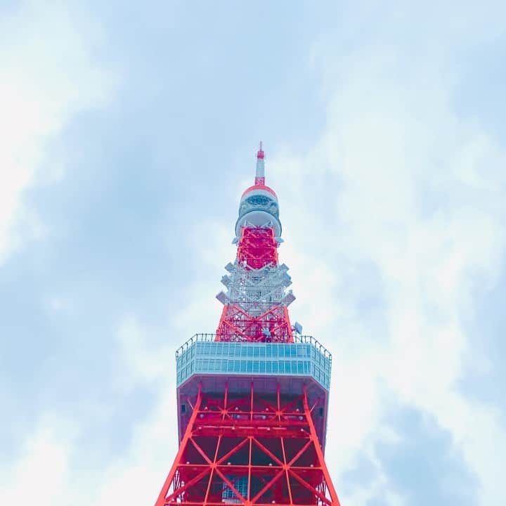のインスタグラム：「《OhaYOKAN》  今朝の 原宿表参道は曇天なり…☁️  薄暗く どんよりとした朝🌅  朝ラン＆ウォークは快調でした…🏃‍♀️👟  天気予報によると  この後 所により雷雨があるらしい…⚡️☔️  みなさま  笑顔でステキな1日を…💓  本日のコース  🏃‍♀️原宿出発→表参道→西麻布 →六本木ヒルズ→麻布十番→赤羽橋 →桜田通り（国道1号線）→東京タワー →外苑東通り→六本木交差点→乃木坂 →青山墓地→骨董通り→表参道→原宿終点👟  ※今朝の  『YOKAN散歩』  建築アート映像は  東京タワー…🗼✨  残念ながら…曇り空☁️  今度 晴れた時に  また 撮影＆アップしますね…🎥  #harajuku #omotesando #tokyo #japan #原宿 #表参道 #morning #朝 #running #walking #朝ラン #ウォーキング #YOKAN散歩 #OhaYOKAN #朝活 #streetart #街角アート #architecture #建築 #tokyotower #東京タワー #インスタ映え #tokyocameraclub #instagram #笑顔でステキな1日を💓」