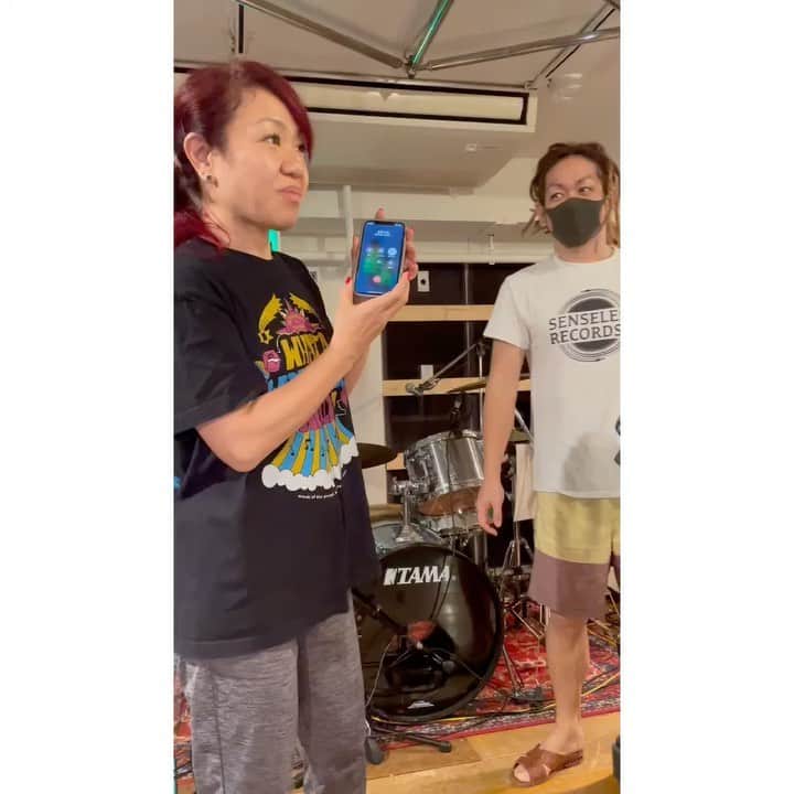 マキシマム ザ ホルモンのインスタグラム：「昨日、10時〜スタジオの筈がなかなか現れない上原君。上原君の遅刻はレア。 何度か電話し11:25頃やっと捕獲！ これは15年程前、同じくお寝坊カマした上原君に電話 「上ちゃん、今どこ？」 の後、上原君が放った伝説の【アレ】が聞けるかも？！ 皆さんも遅刻なきよう、いってらっしゃい！byナヲ #家だぉ」