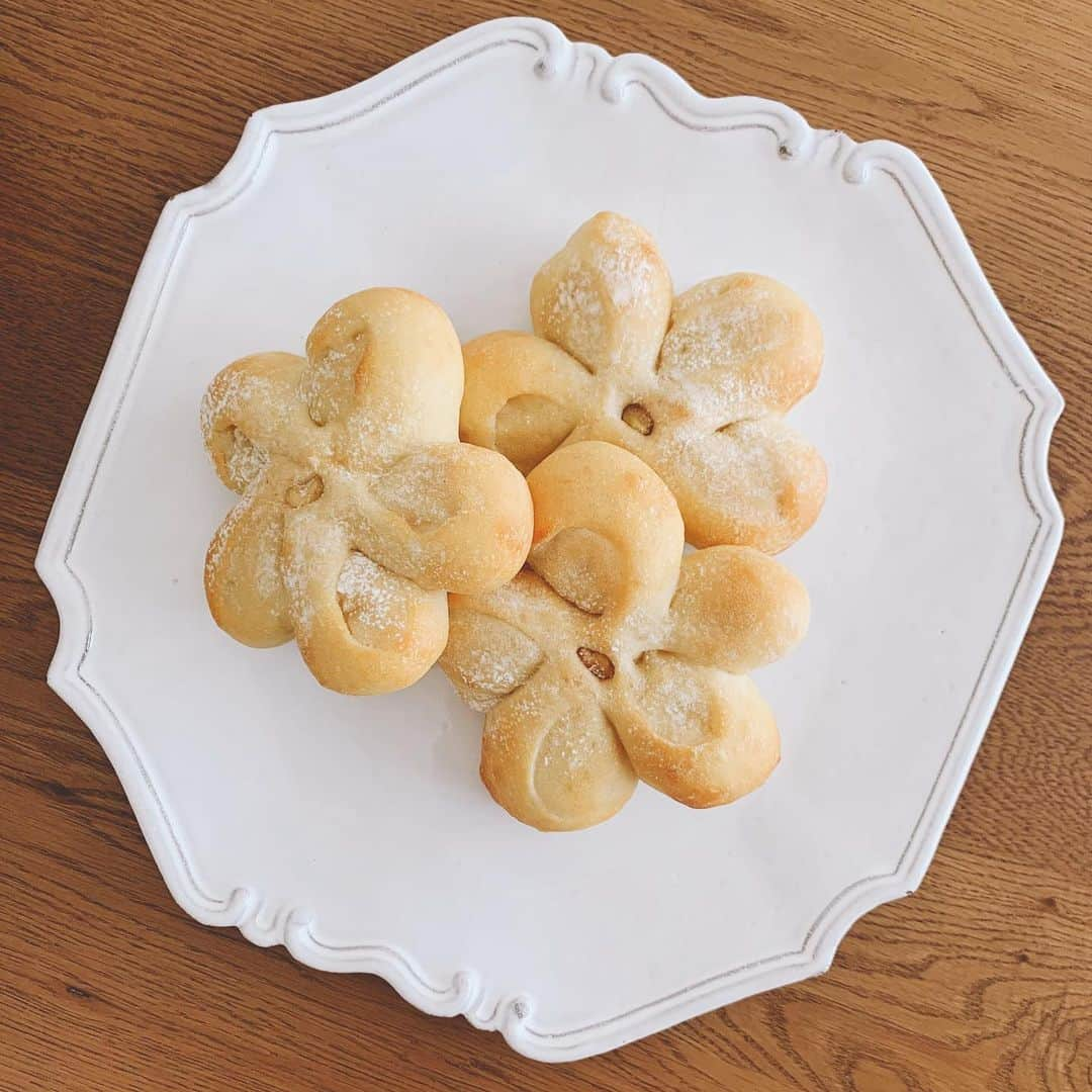 花田美恵子さんのインスタグラム写真 - (花田美恵子Instagram)「昔からシンプルなパンが好き🥖  何もつけないで そのままが一番美味しいと思ってます  美味しいパンとコーヒーがあれば 1日笑顔で過ごせます  Have a great day💛  #tokyolifestyle #goodmorning #ohayo #vegan #bread #makesmehappy  #simpleisbest #wednesday  #おはようございます #豆乳ロールパン #ほっこり」6月23日 8時16分 - hawaiimieko